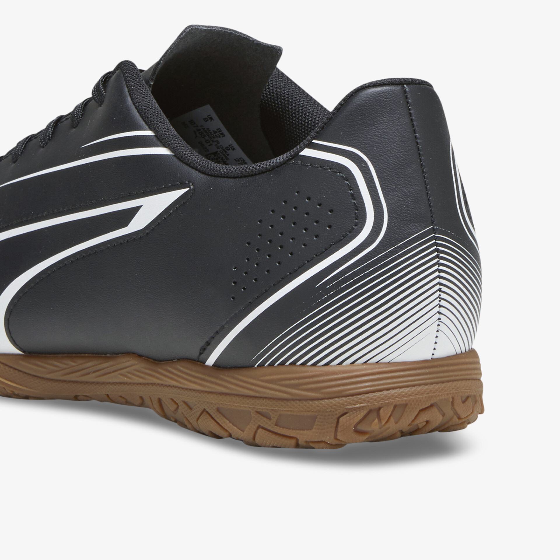 Detailaufnahme eines schwarzen Sportschuhs mit robustem Sohlenprofil und modernem Design