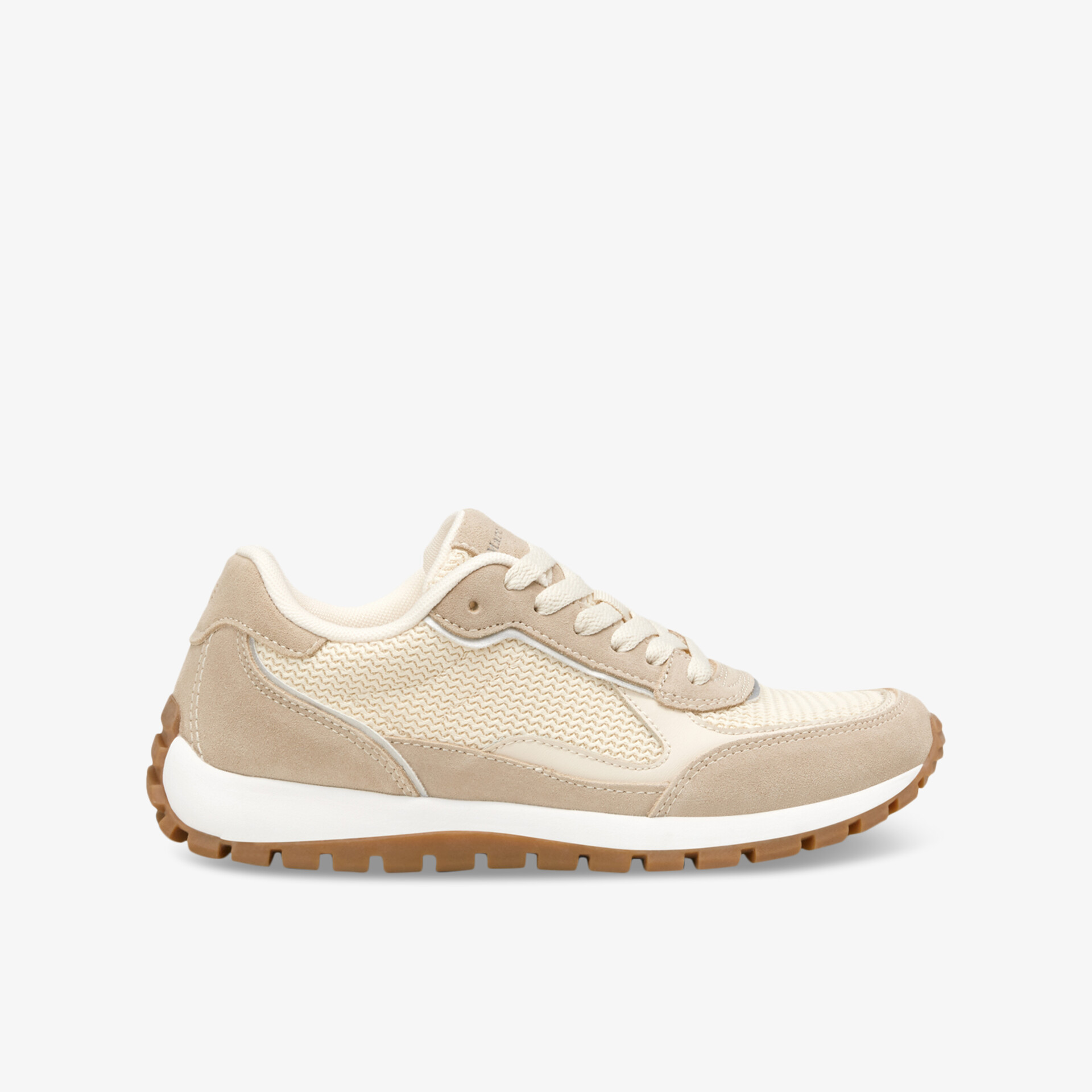 Seitliche Ansicht eines beigen Sneakers mit flexiblem Profil und bequemem Design für optimalen Tragekomfort
