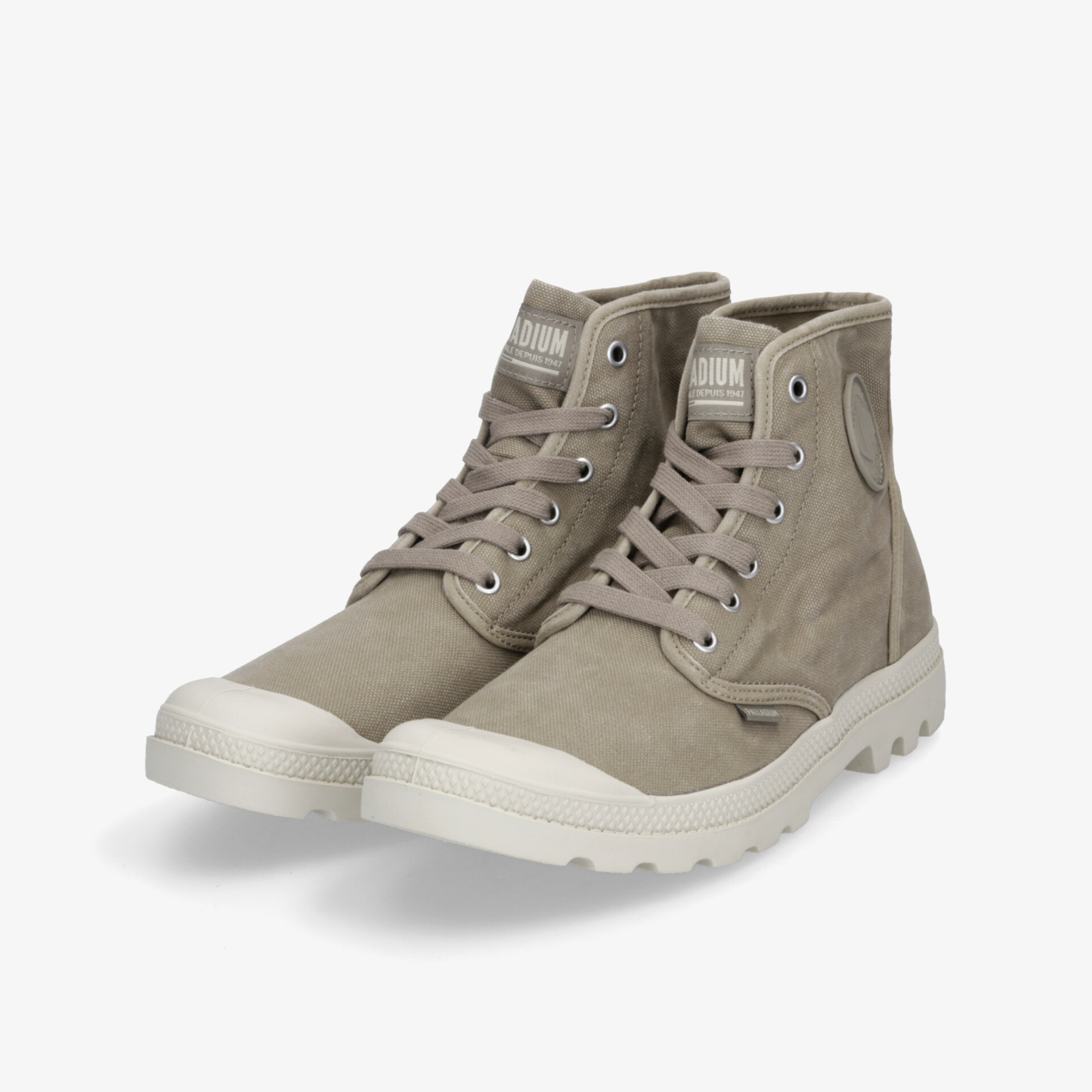 Bequeme graue Sneaker mit hohem Schaft, robustem Material und flexibler, griffiger Sohle im Paar präsentiert