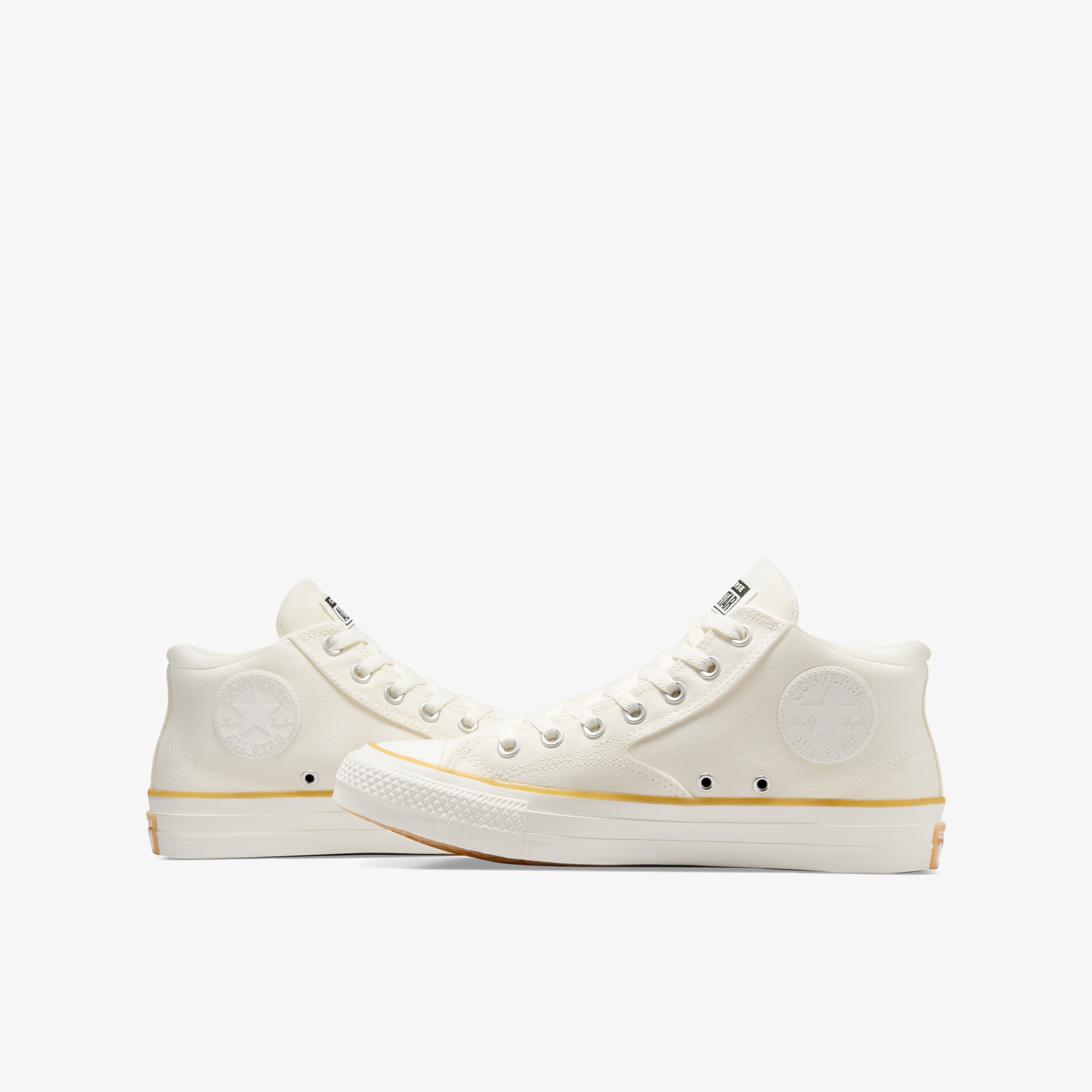 Weißes Sneaker-Paar in klarer Seitenansicht mit klassischem, komfortablem und strapazierfähigem Design