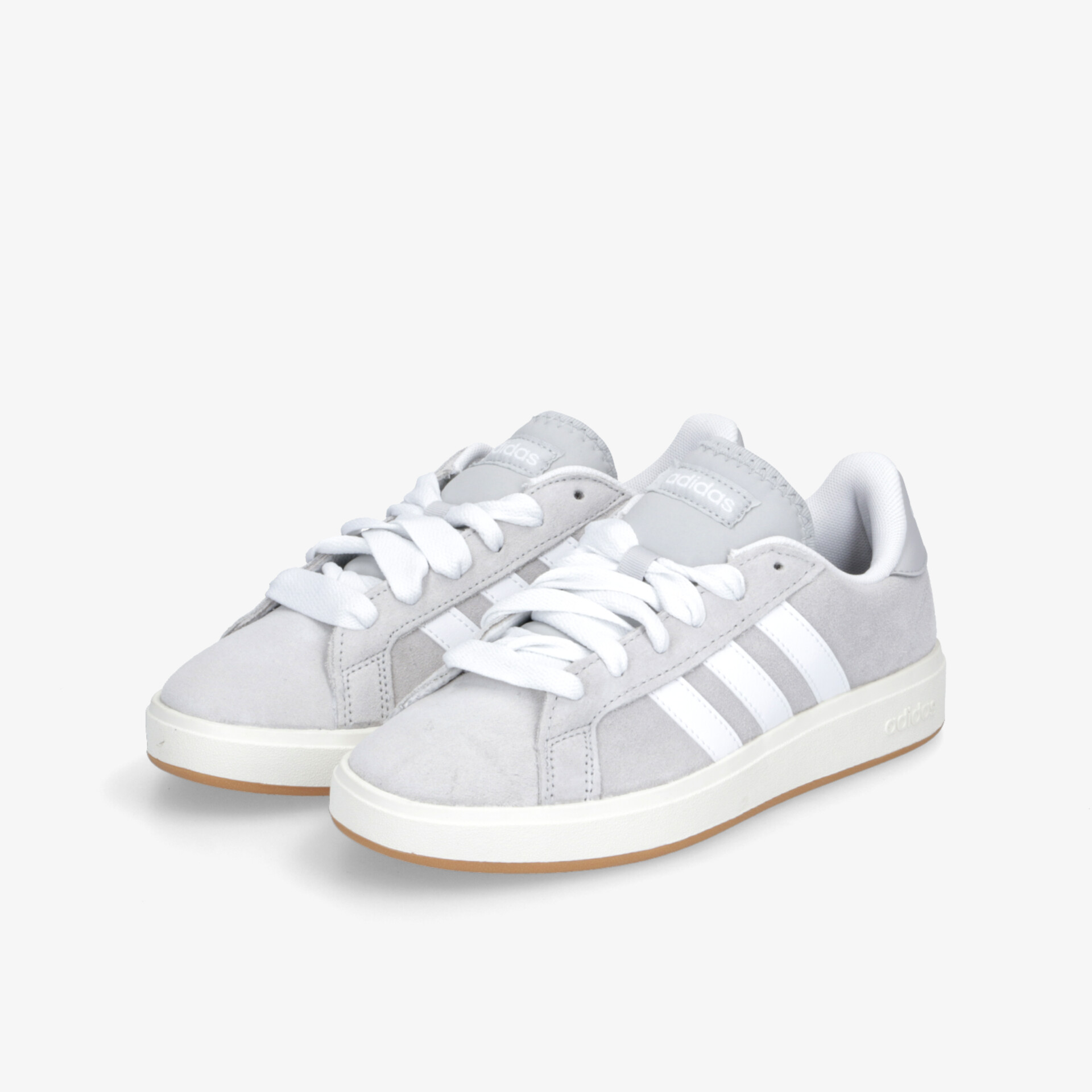 Weißer Sneaker mit klassischem Design, bequemer Passform und strapazierfähiger, rutschfester Sohle, gezeigt als Paar