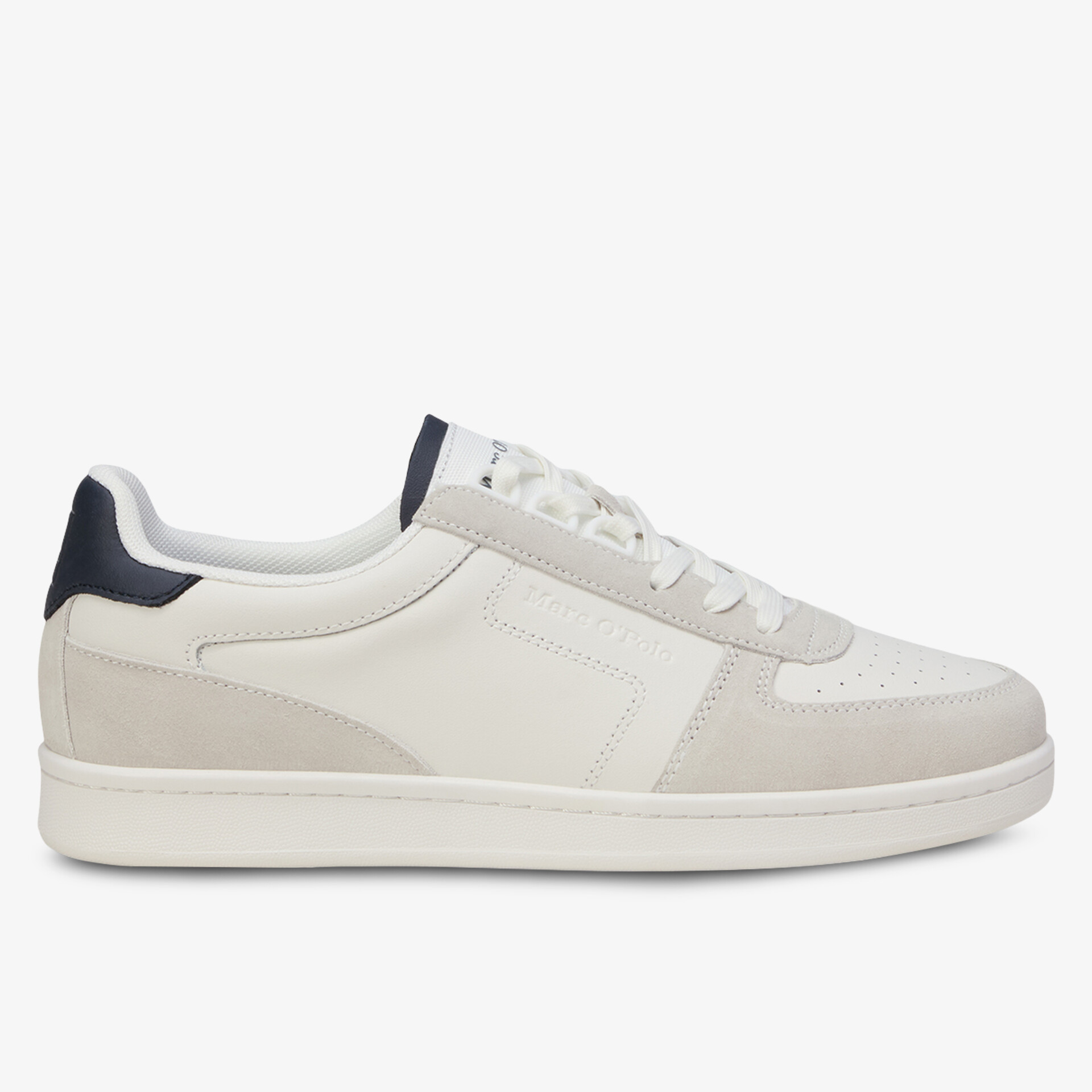 Moderner weißer Sneaker mit leichter Sohle und hochwertigem Obermaterial in seitlicher Ansicht