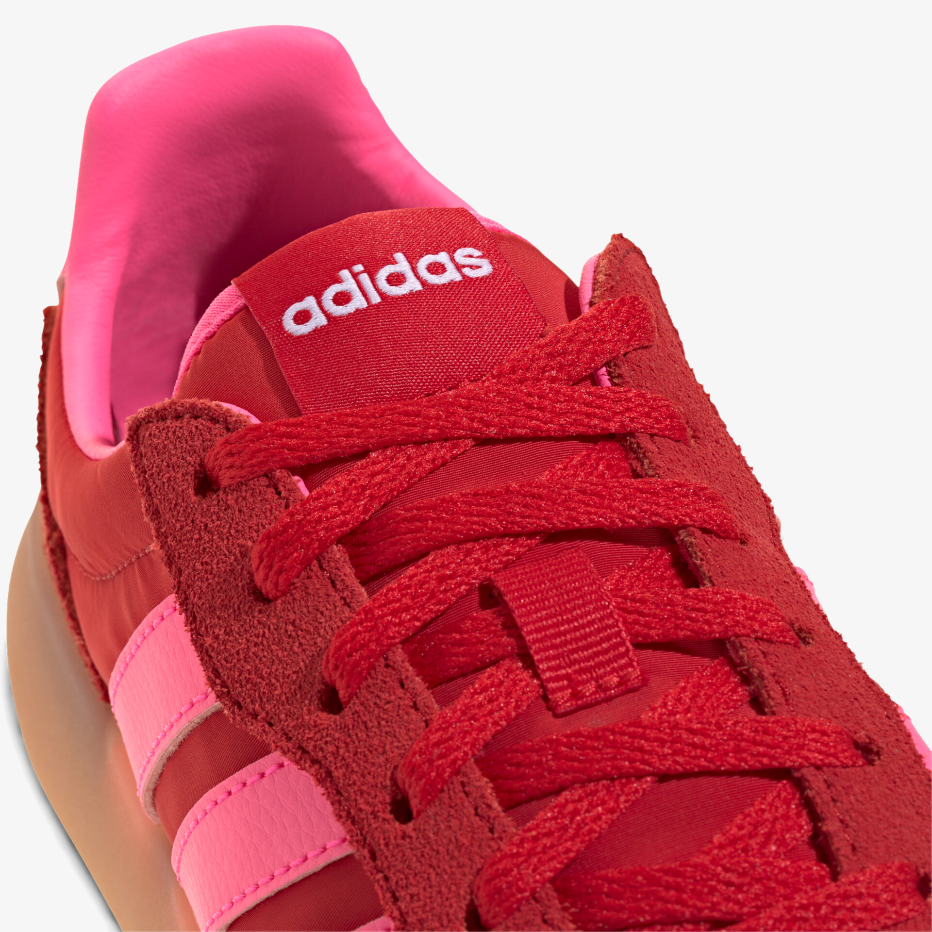 Roter Adidas Sneaker mit pinken Streifen und bequemer Schnürung in sportlichem Design