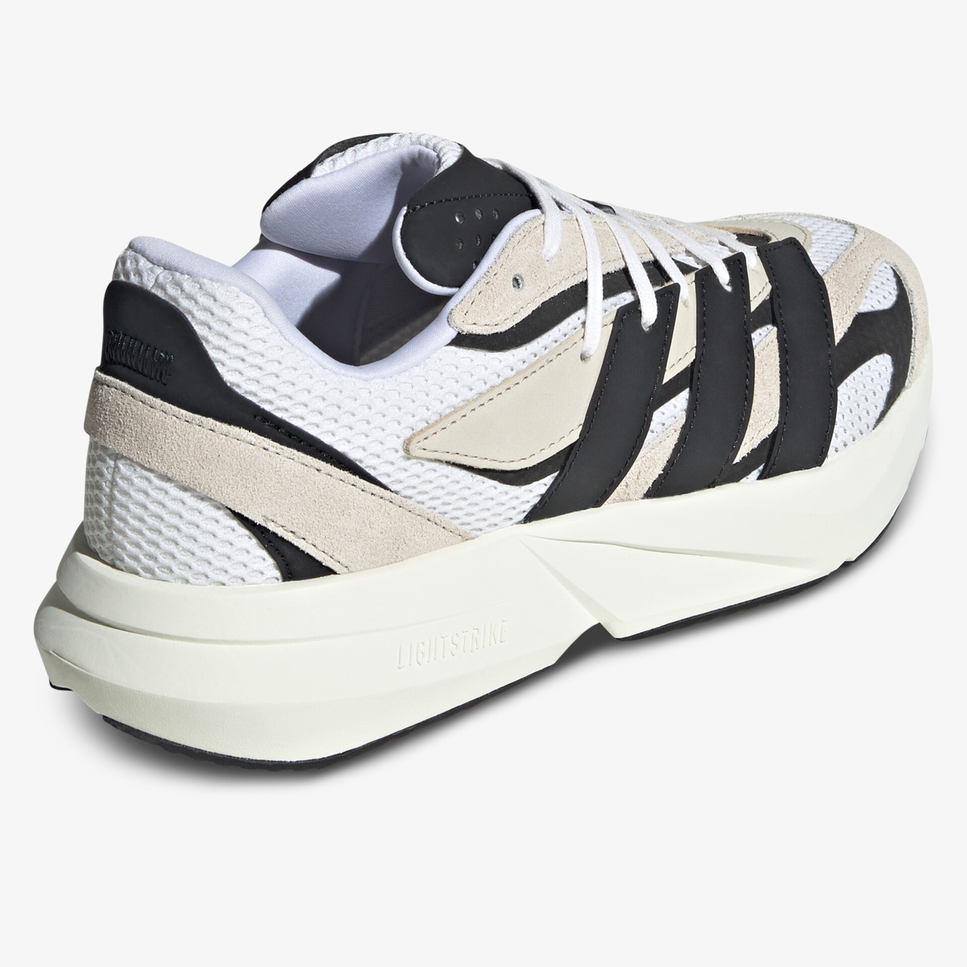 Moderner Sneaker mit atmungsaktivem Material und robuster Sohle in weiß und schwarz, sportlich und bequem