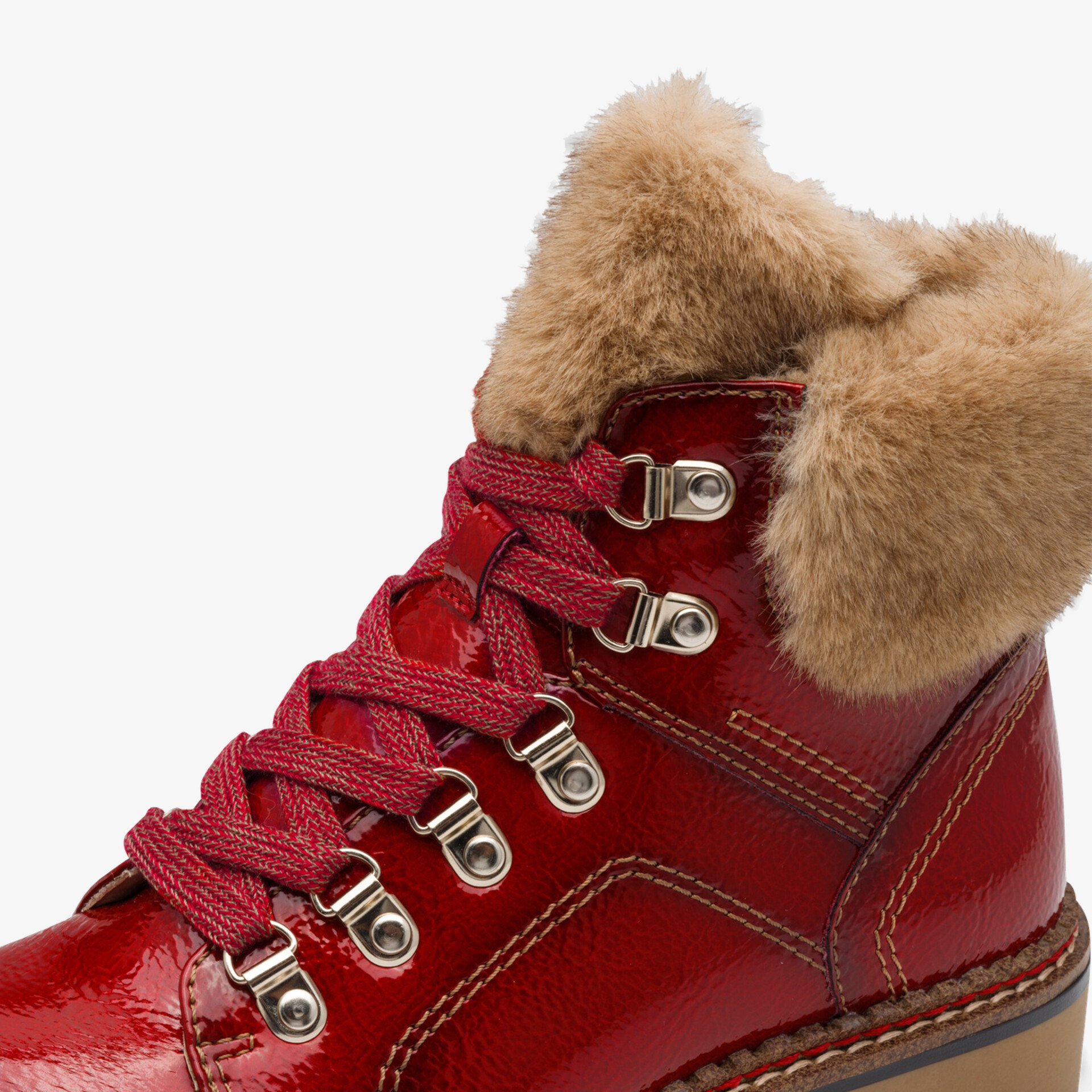 Roter Schnürstiefel aus glänzendem Leder mit warmem Fellfutter und robusten Metallösen, komfortabel gepolstert