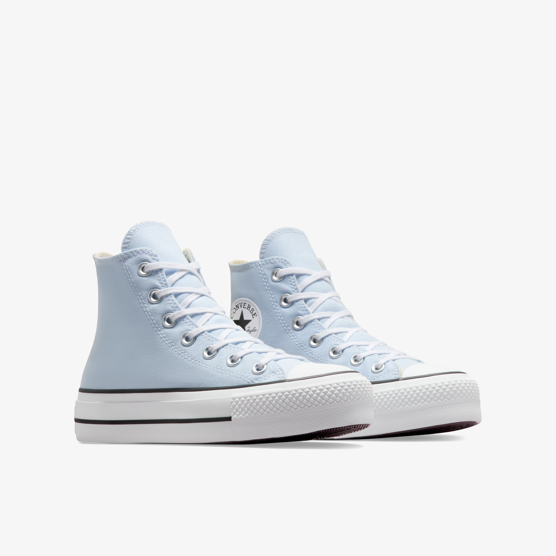 Hohes Paar hellblauer Sneaker mit klassischer Schnürung und weißer robuster Gummisohle in modischem Design