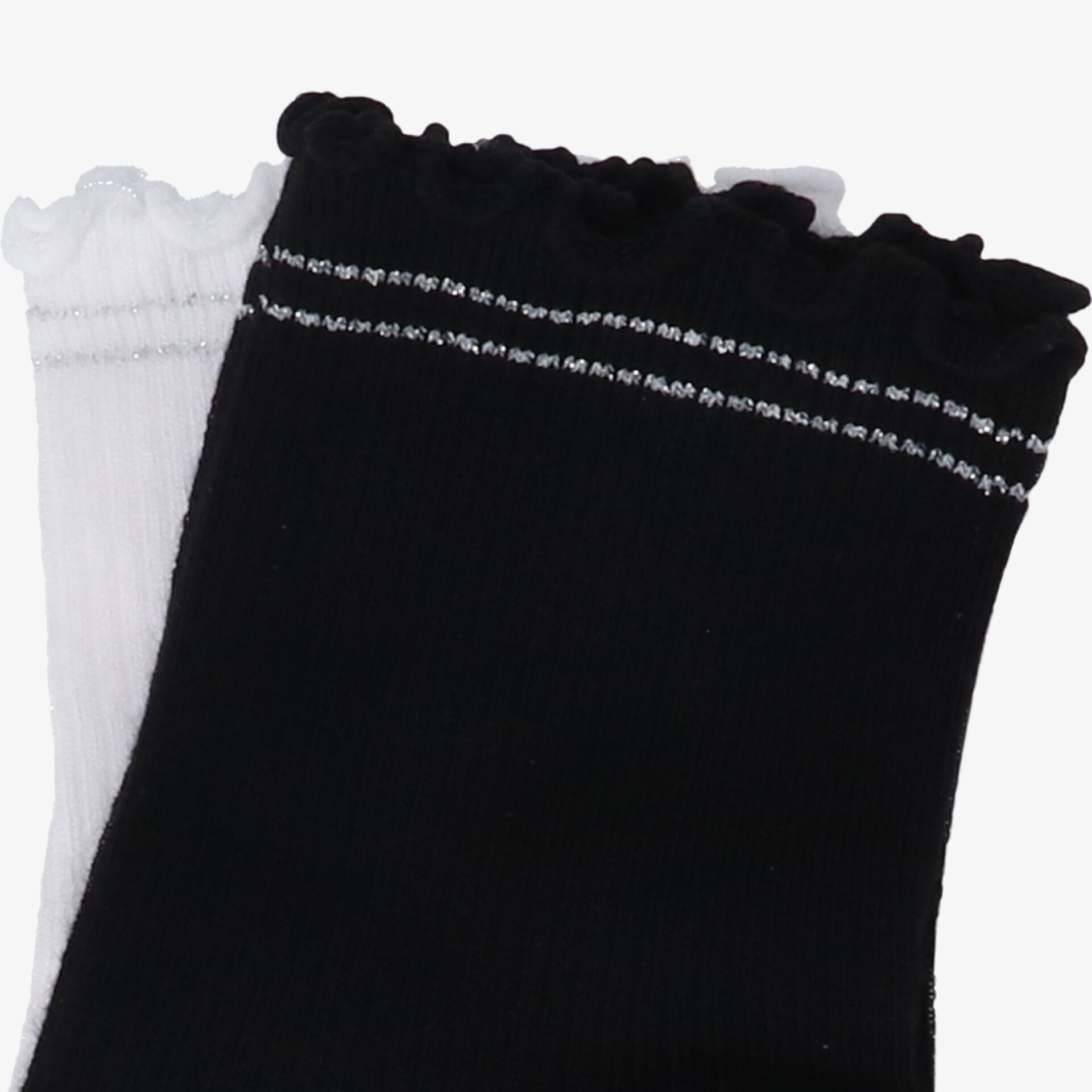 Schwarze und weiße Socken mit dekorativem Rüschensaum für bequemen Sitz und elegantes Design