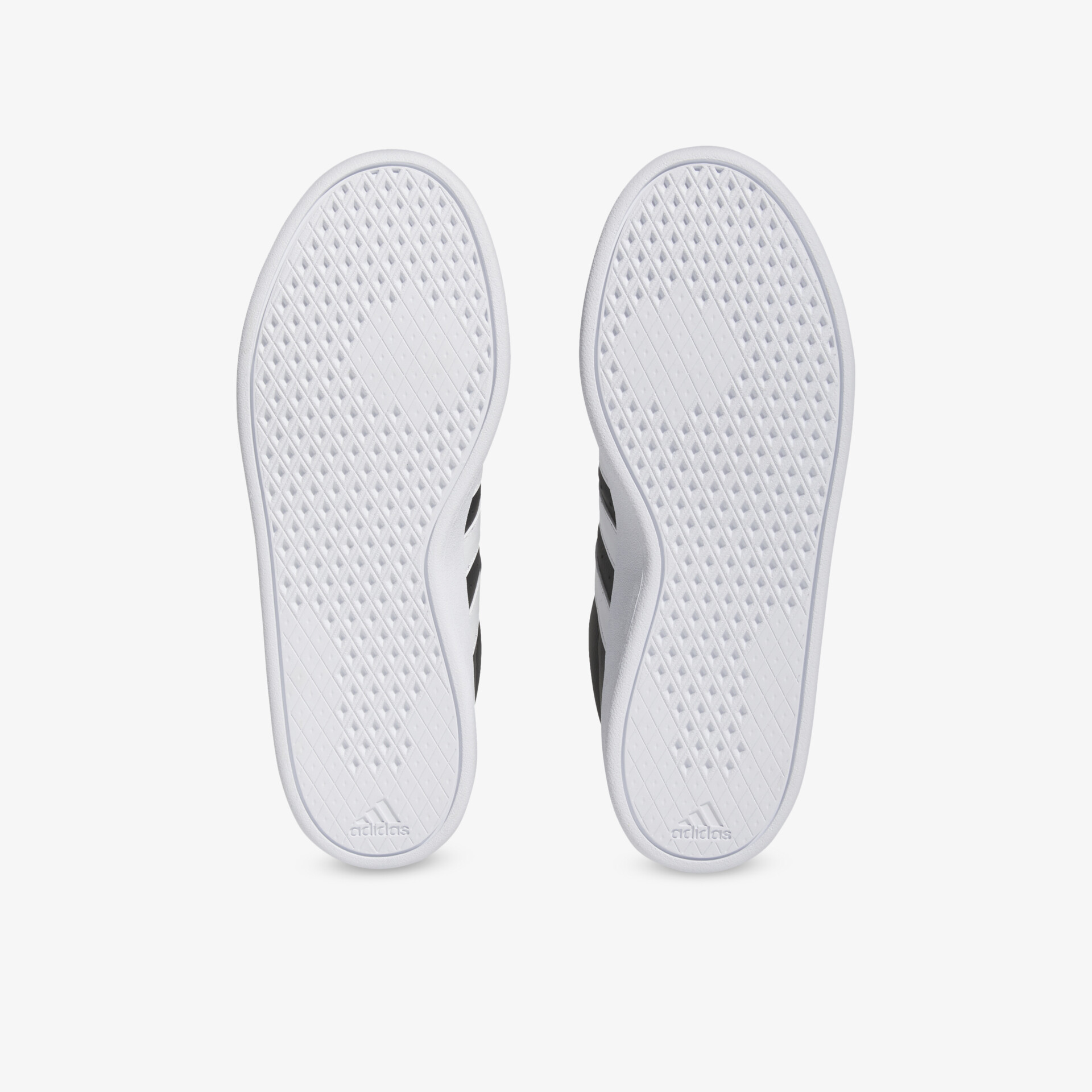 Paar weiße Sportschuhe mit rutschfester und strapazierfähiger Sohle, ideal für optimalen Halt und Komfort beim Tragen