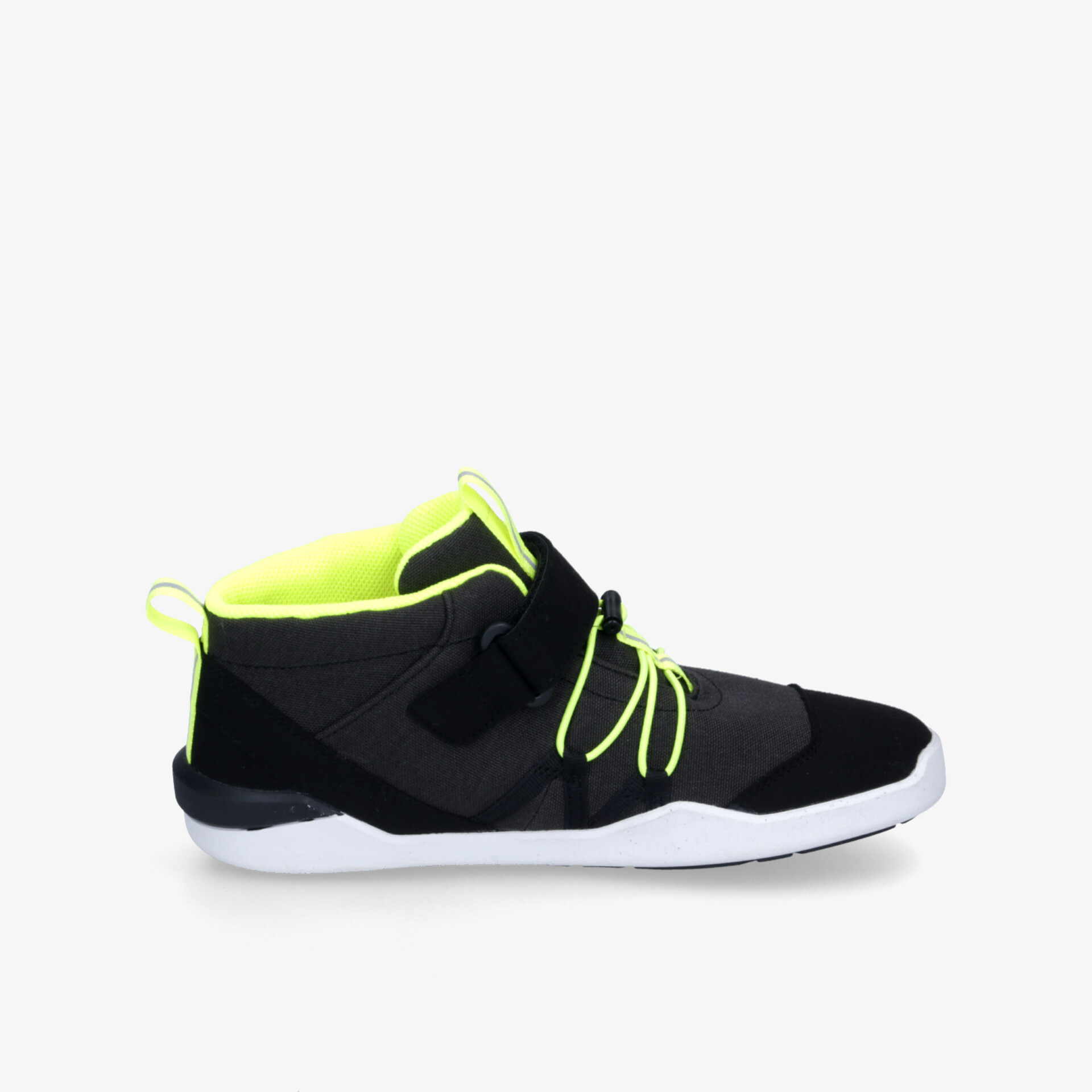 Moderner sportlicher Sneaker mit kontrastfarbener Schnürung und robuster weißer Sohle in seitlicher Ansicht