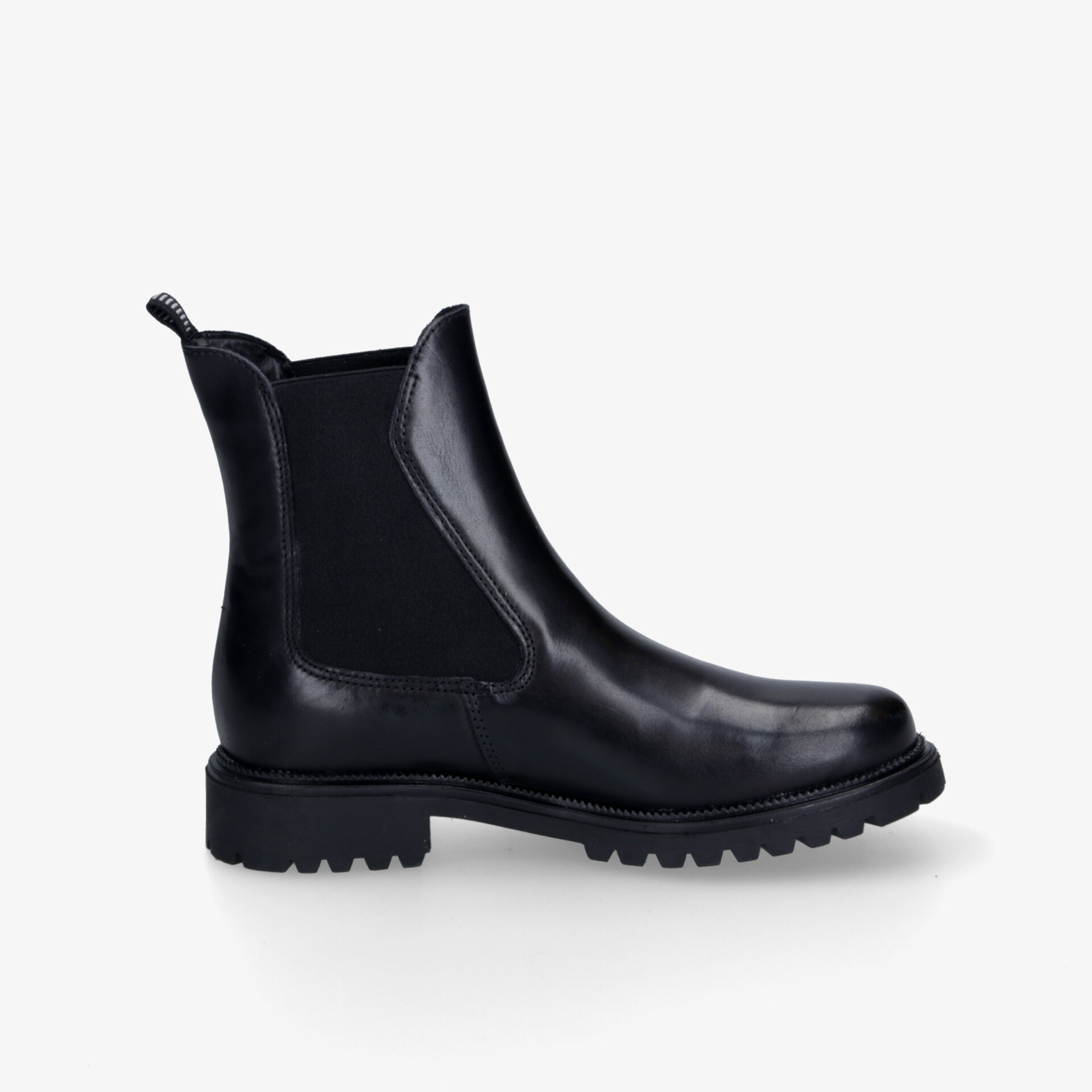 Schwarzer Chelsea Boot mit robuster Profilsohle und elastischen Seiteneinsätzen in klarer Seitenansicht