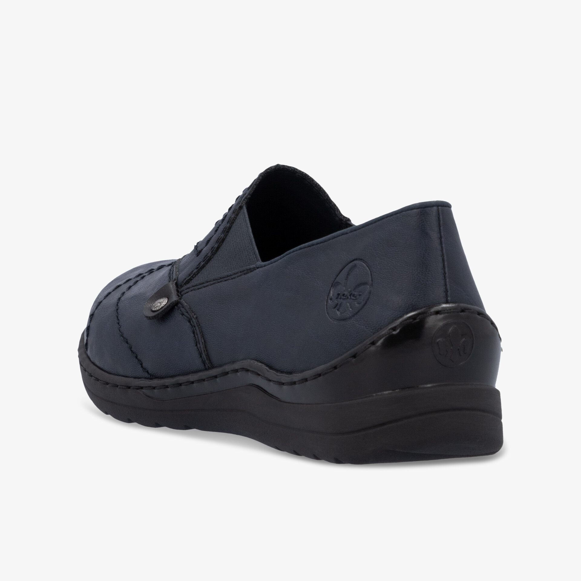 Seitliche Ansicht von bequemem Schuh mit rutschfester Sohle und flexibler, weicher Oberfläche in dunkler Farbe