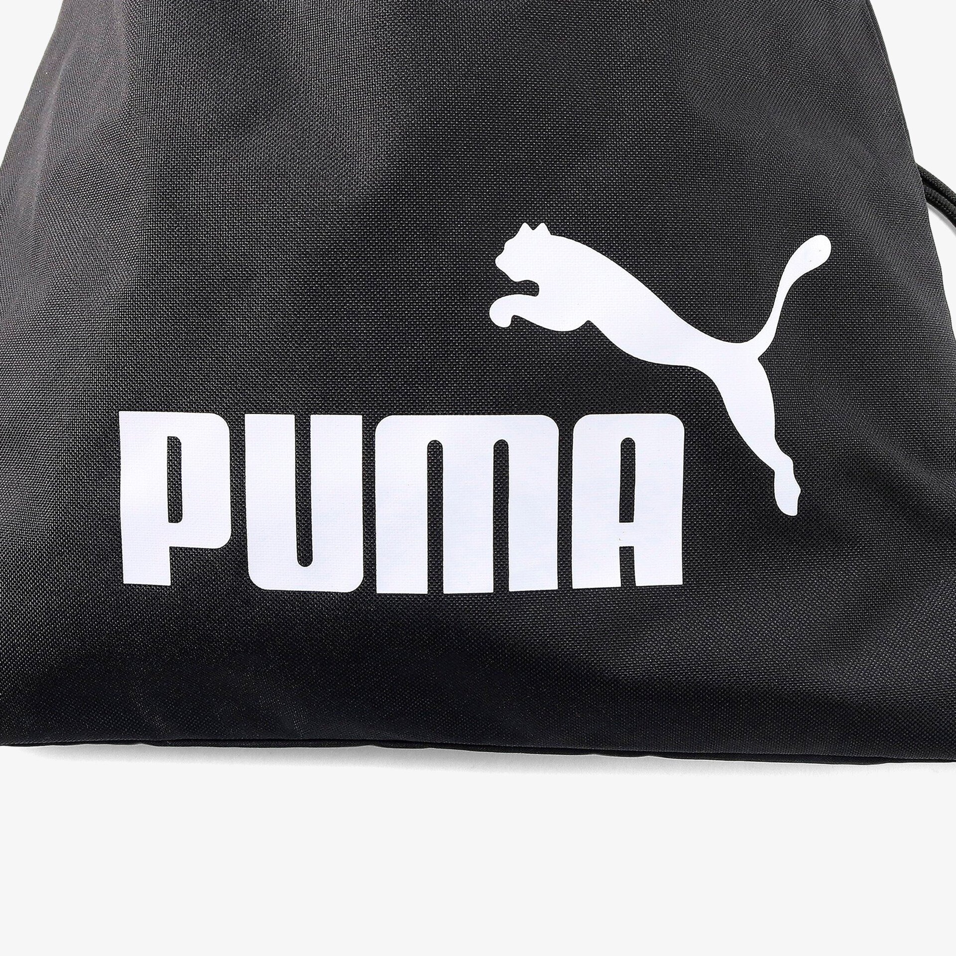 Schwarze Sporttasche von Puma mit sichtbarem Logo, ideal für Freizeit und Sport.