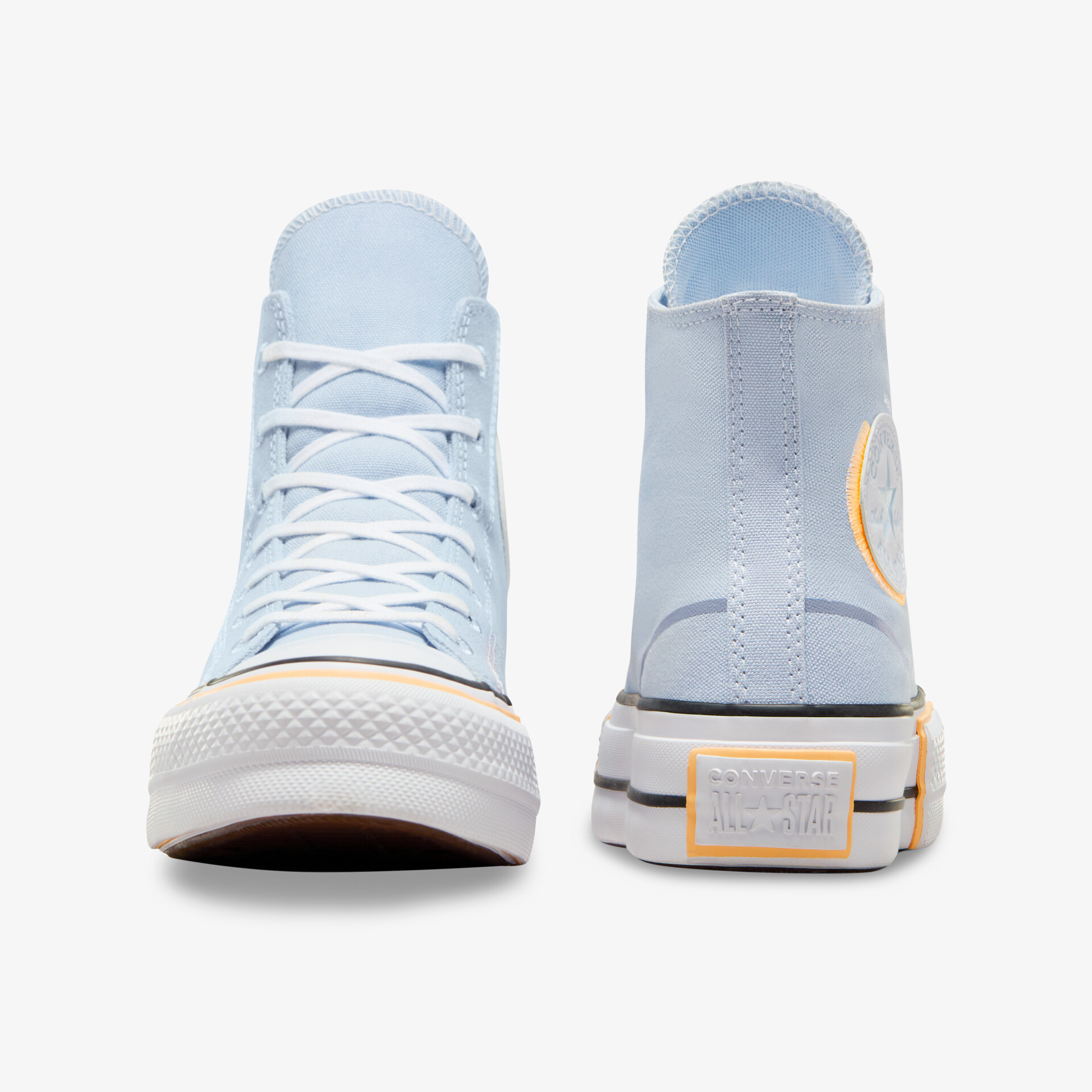 Hoch geschnittener Sneaker mit robuster Sohle und modischem Design, klare Front- und Rückansicht sichtbar