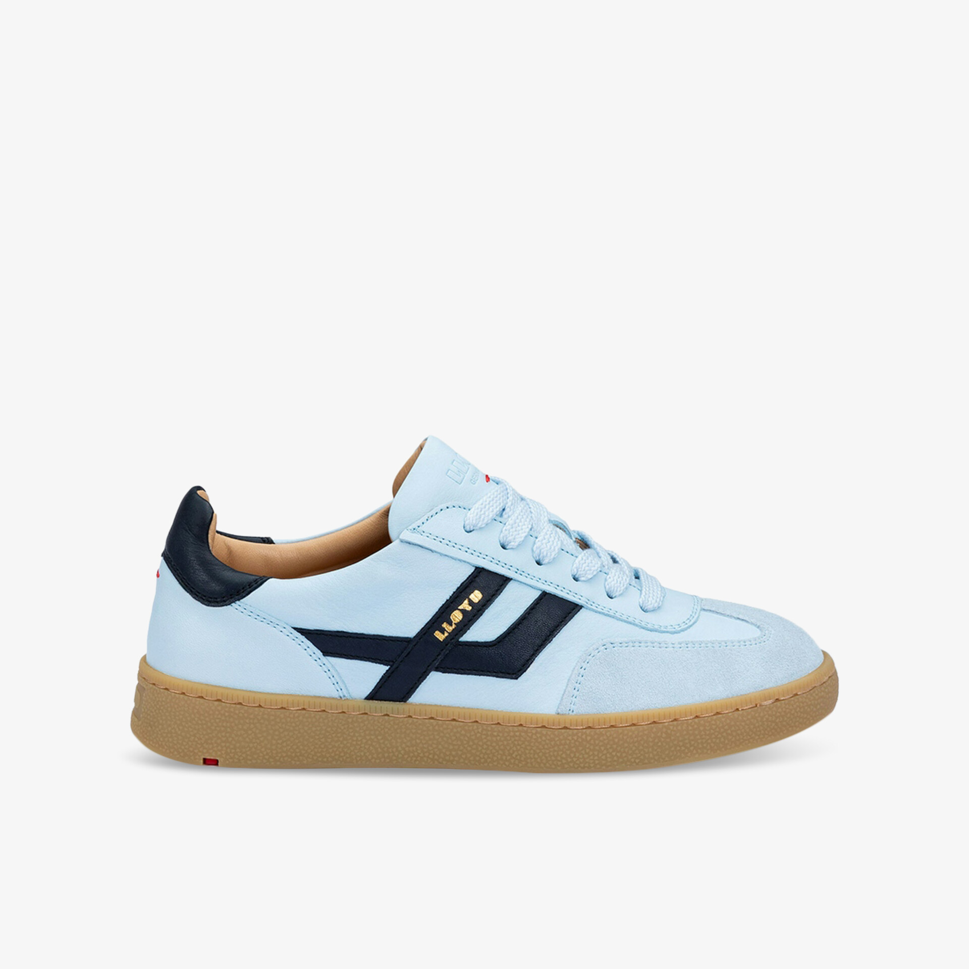 Sportlicher weißer Sneaker mit blauen Akzenten, robuster Gummisohle und komfortabler Passform für vielseitigen Einsatz