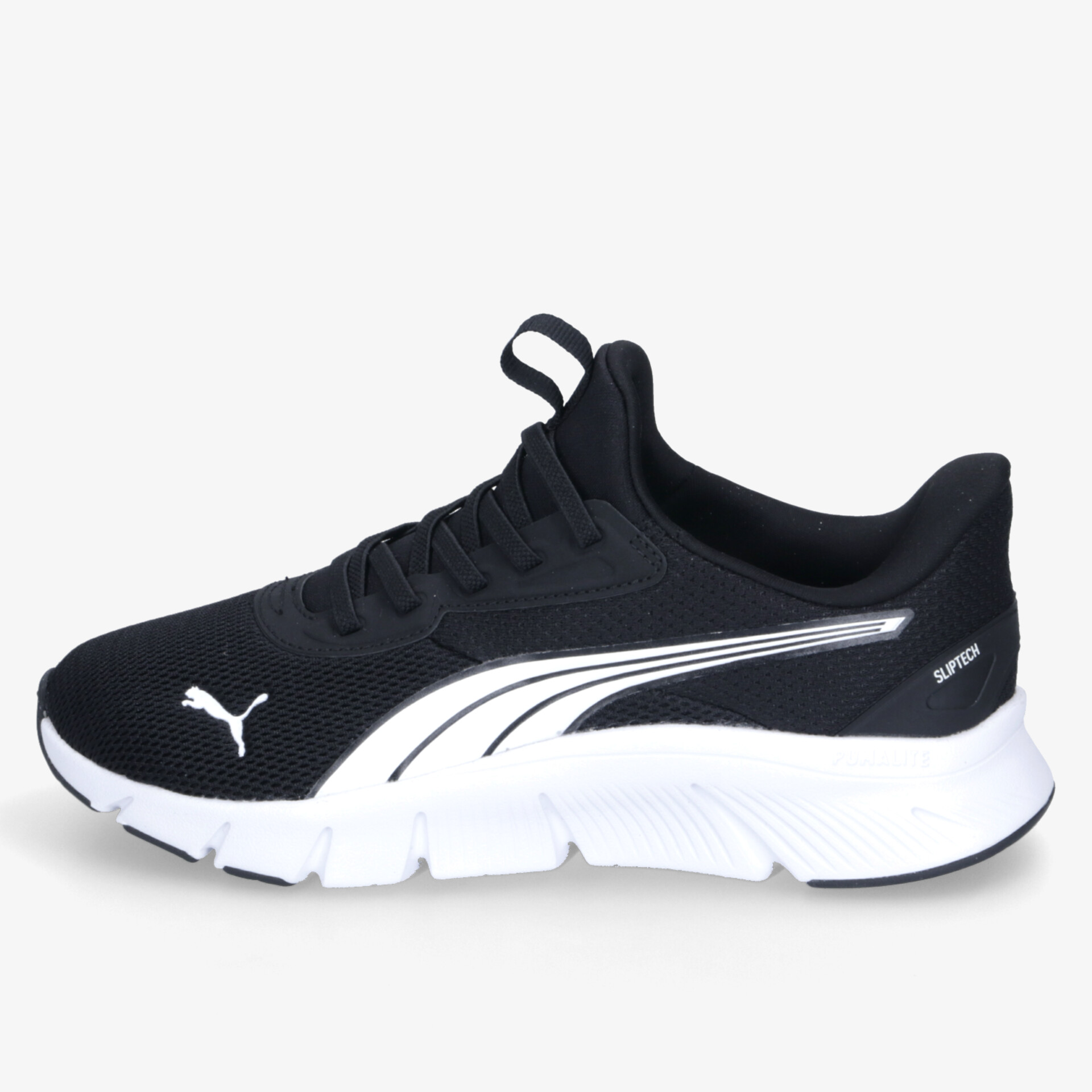 Leichter schwarzer Sportschuh mit atmungsaktivem Obermaterial und rutschfester weißer Sohle in klarer Seitenansicht