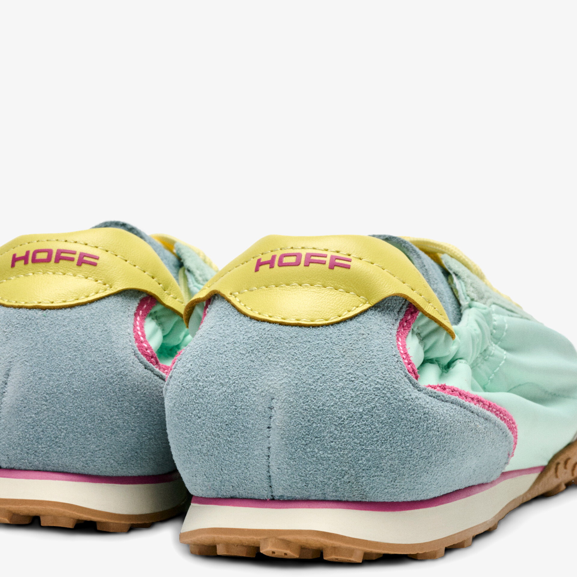 Leichte und komfortable Schuhe mit weichem Material und rutschfester Sohle, ideal für den Alltag