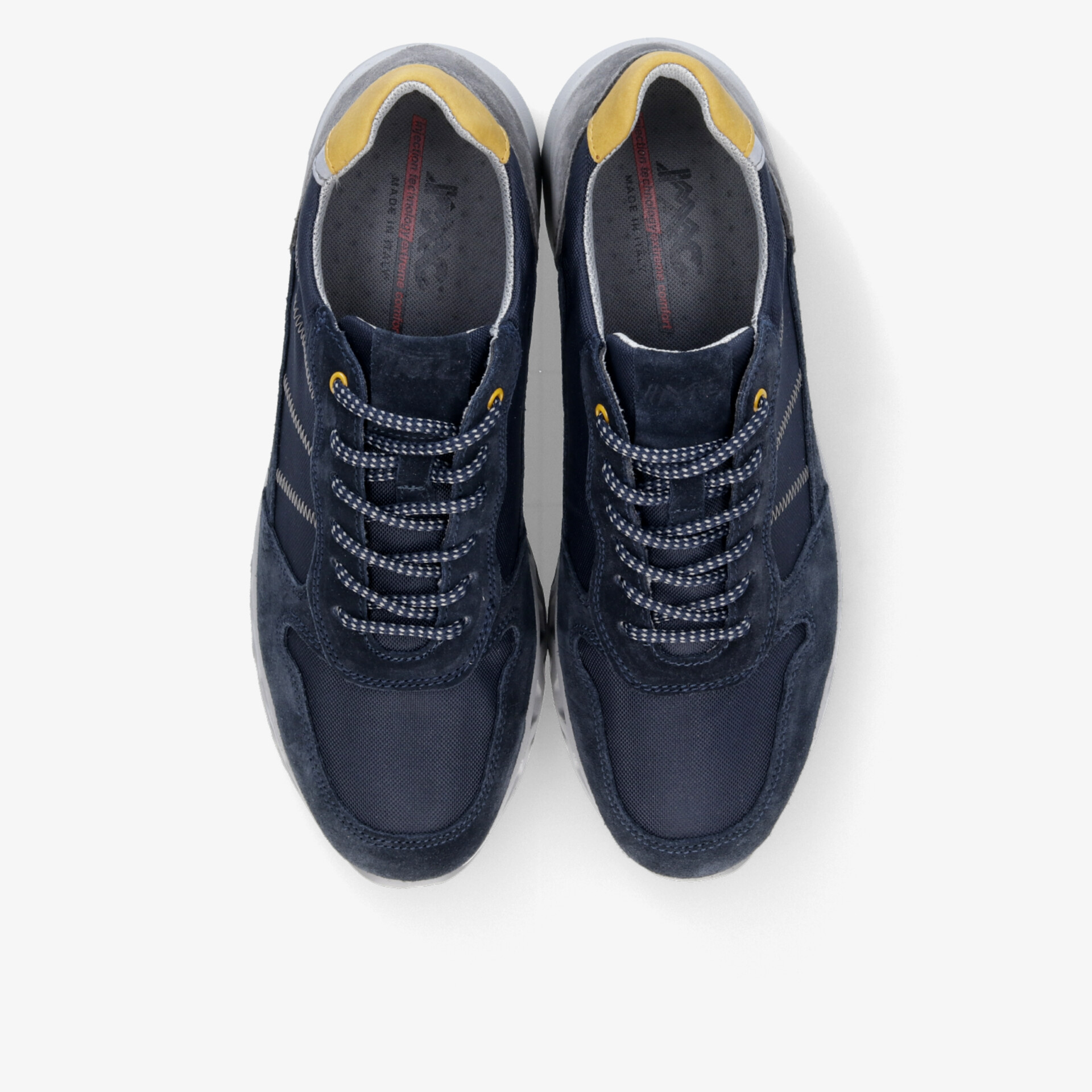 Dunkelblaue Sportschuhe mit robustem Material und gepolsterter Innenseite, elegant und funktional im Paar von oben.