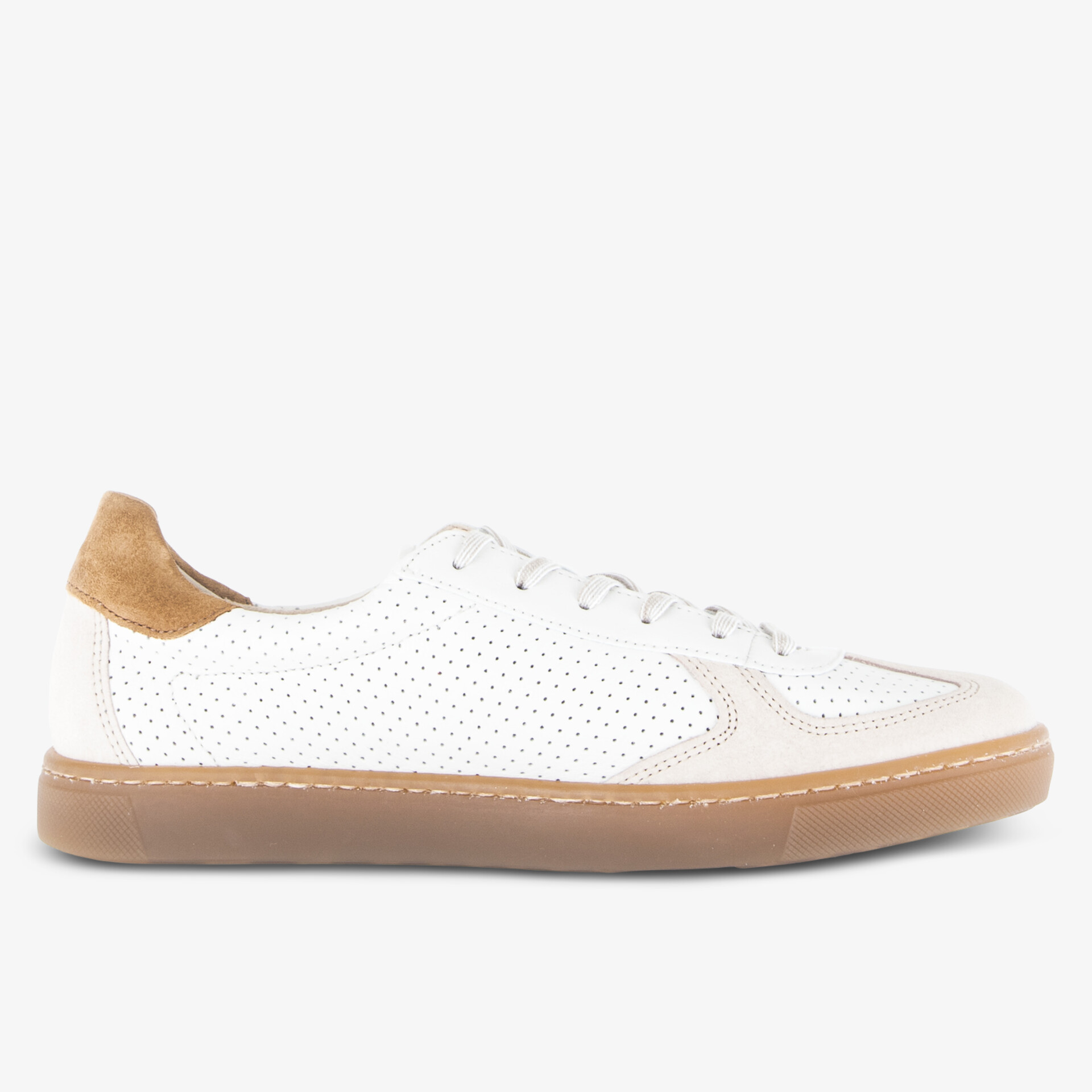 Moderner weißer Sneaker mit perforiertem Leder und brauner Sohle für einen stilvollen Auftritt.