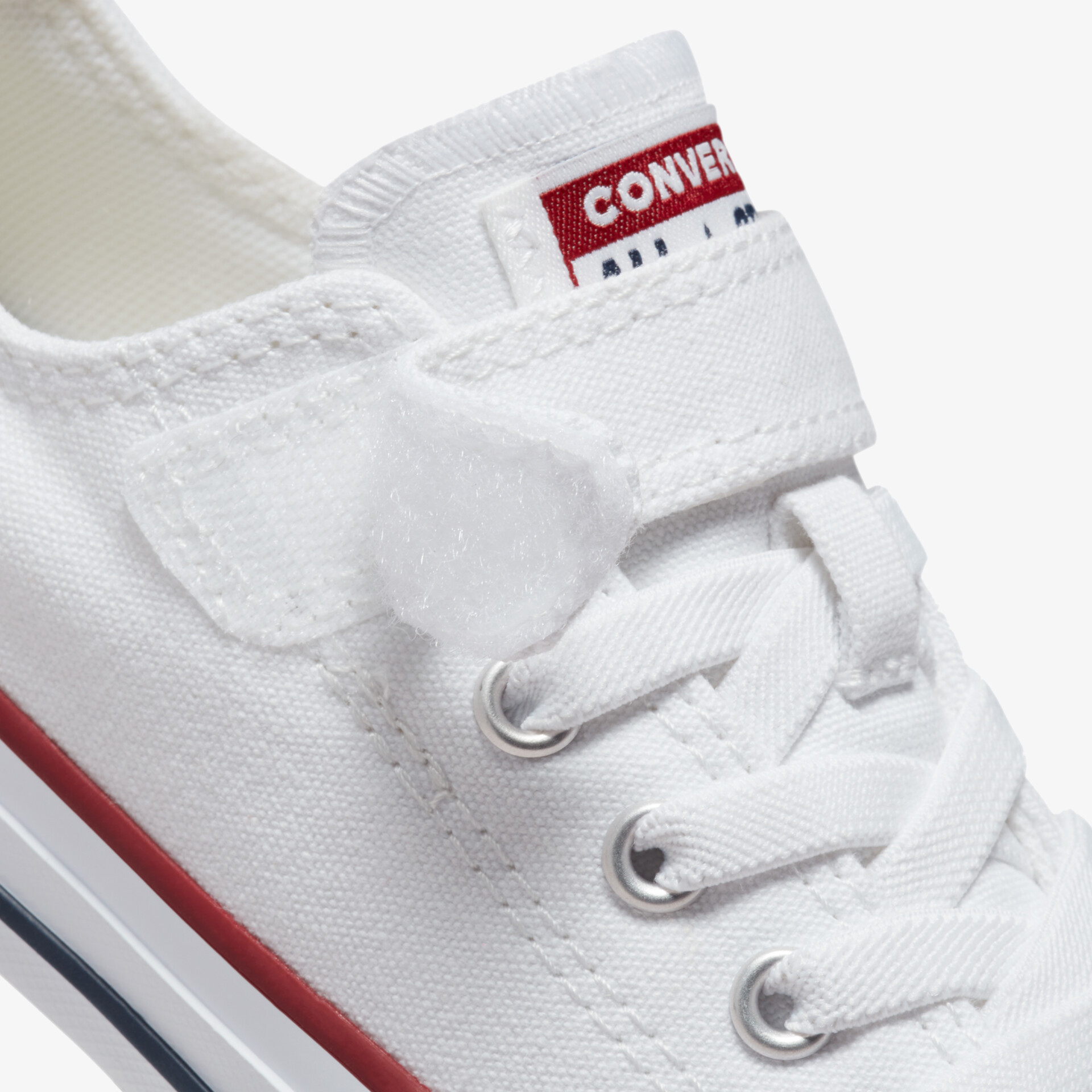 Weißer Canvas-Sneaker mit roten Akzenten und strapazierfähigen Schnürsenkeln für Komfort und Stil.