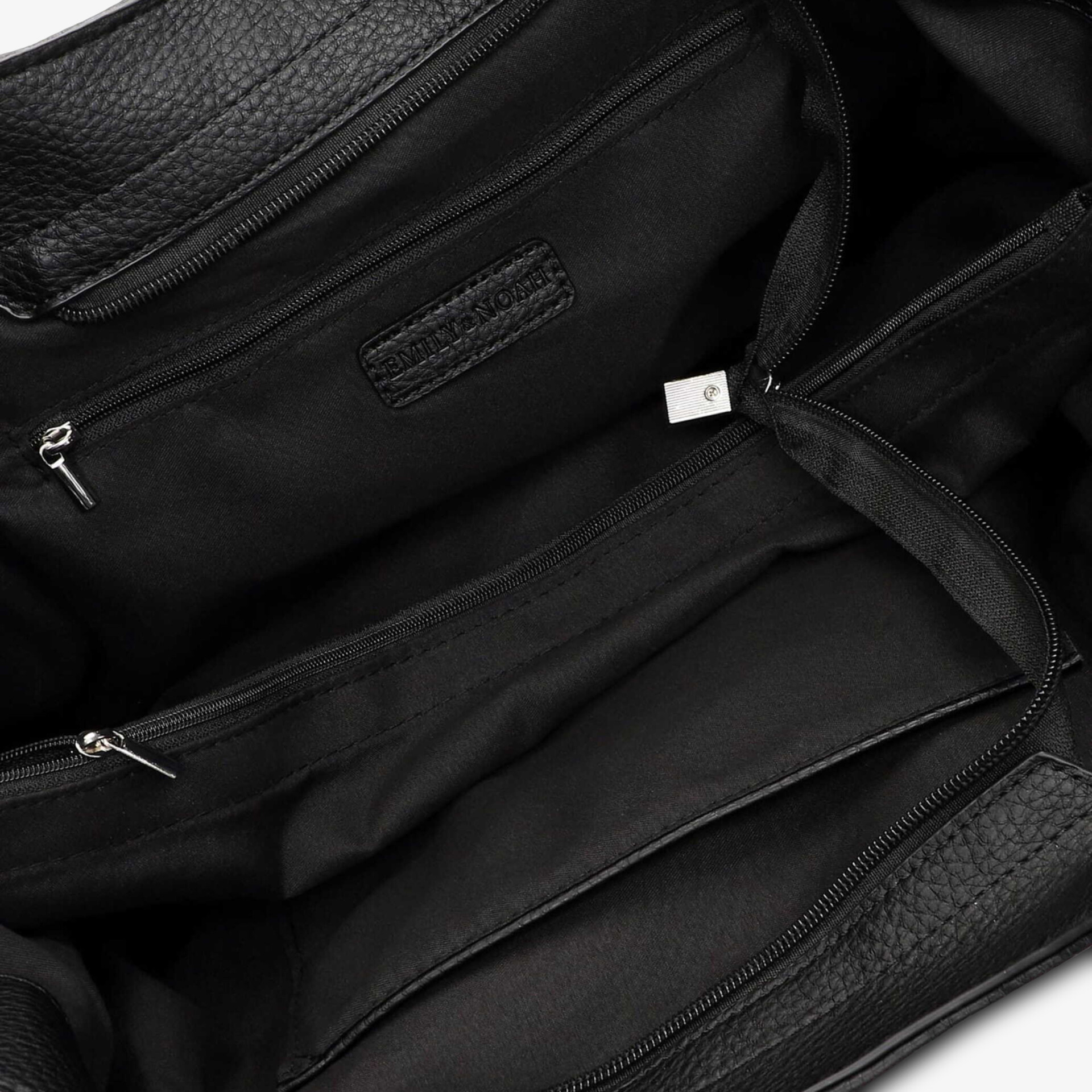 Detailaufnahme des geräumigen Innenraums mit stabilem Reißverschluss und mehreren Fächern zur organisierten Aufbewahrung