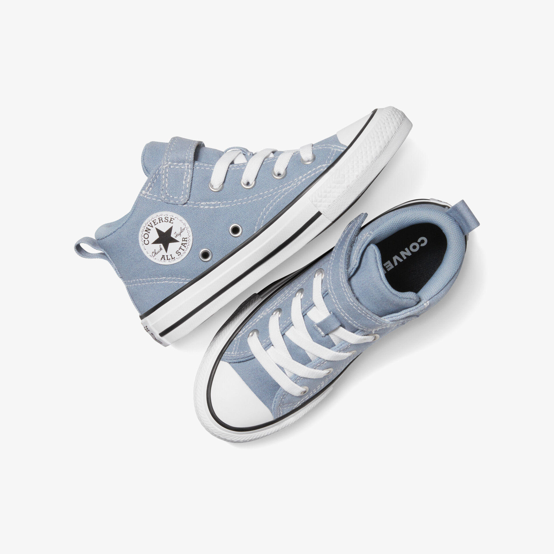 Leicht blaue Converse Chuck Taylor All Star Sneaker mit weißer Schnürung und robuster Gummisohle