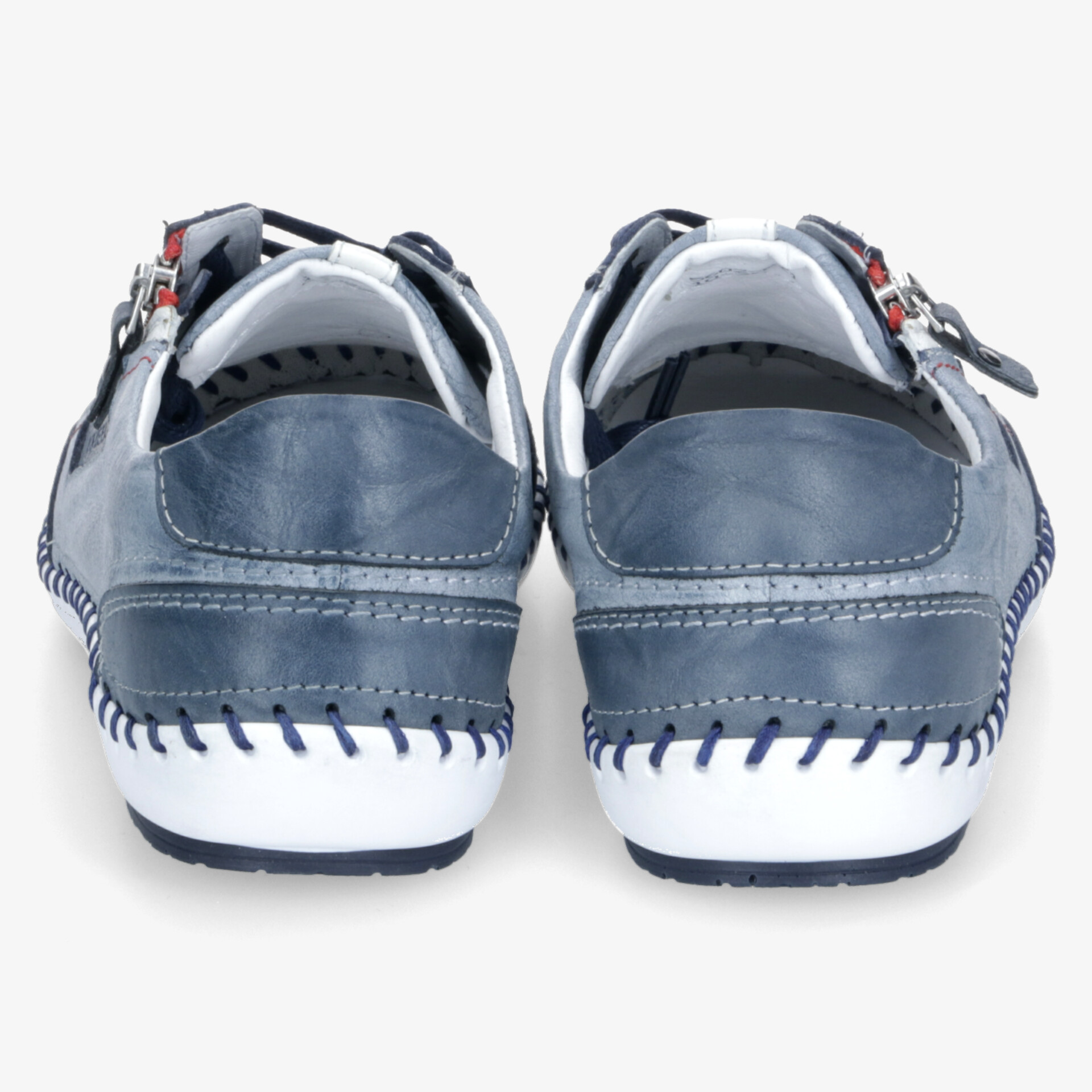 Robuste, komfortable blaue Schuhe mit sorgfältigen Nähten und rutschfester weißer Sohle, Rückansicht als Paar