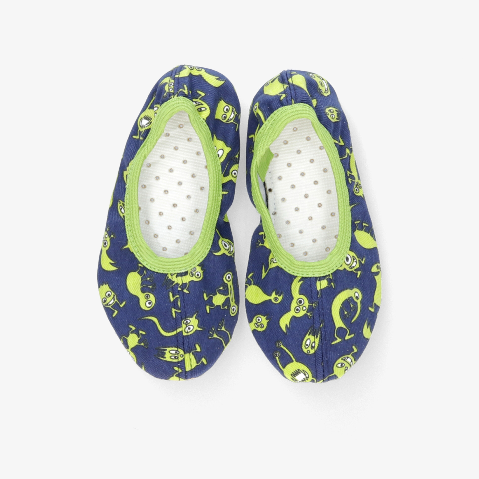 Bequeme und stilvolle Hausschuhe mit gepunktetem Innenfutter und farbenfrohem Design für optimalen Tragekomfort.