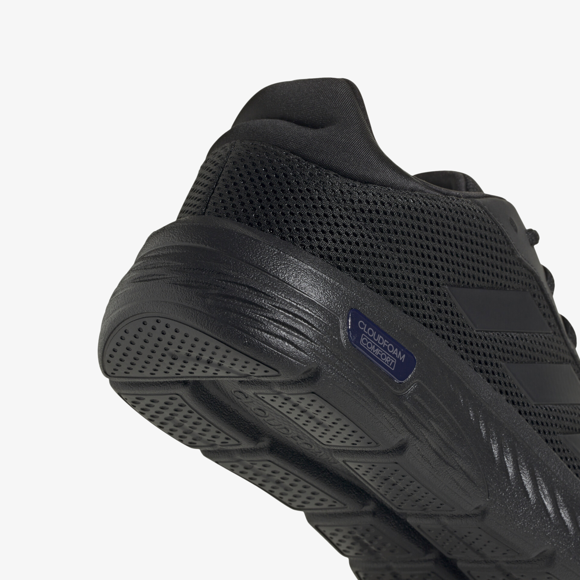 Detailaufnahme der rutschfesten Schuhsohle und atmungsaktiven Obermaterialstruktur in schwarzer Ausführung