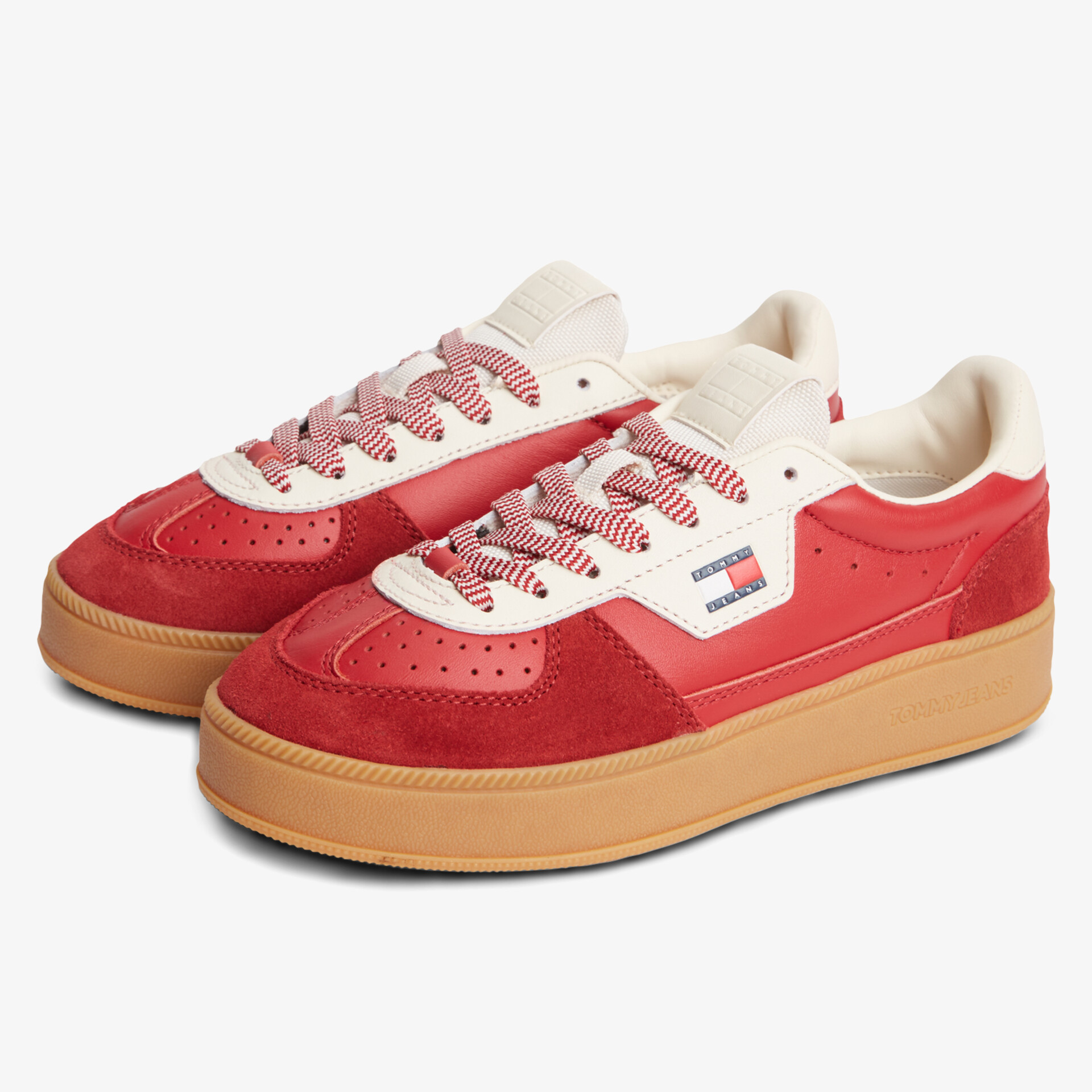 Rote Sneaker mit Wildleder- und Lederdetails, sportlich und bequem mit robuster Sohle und Schnürsenkeln