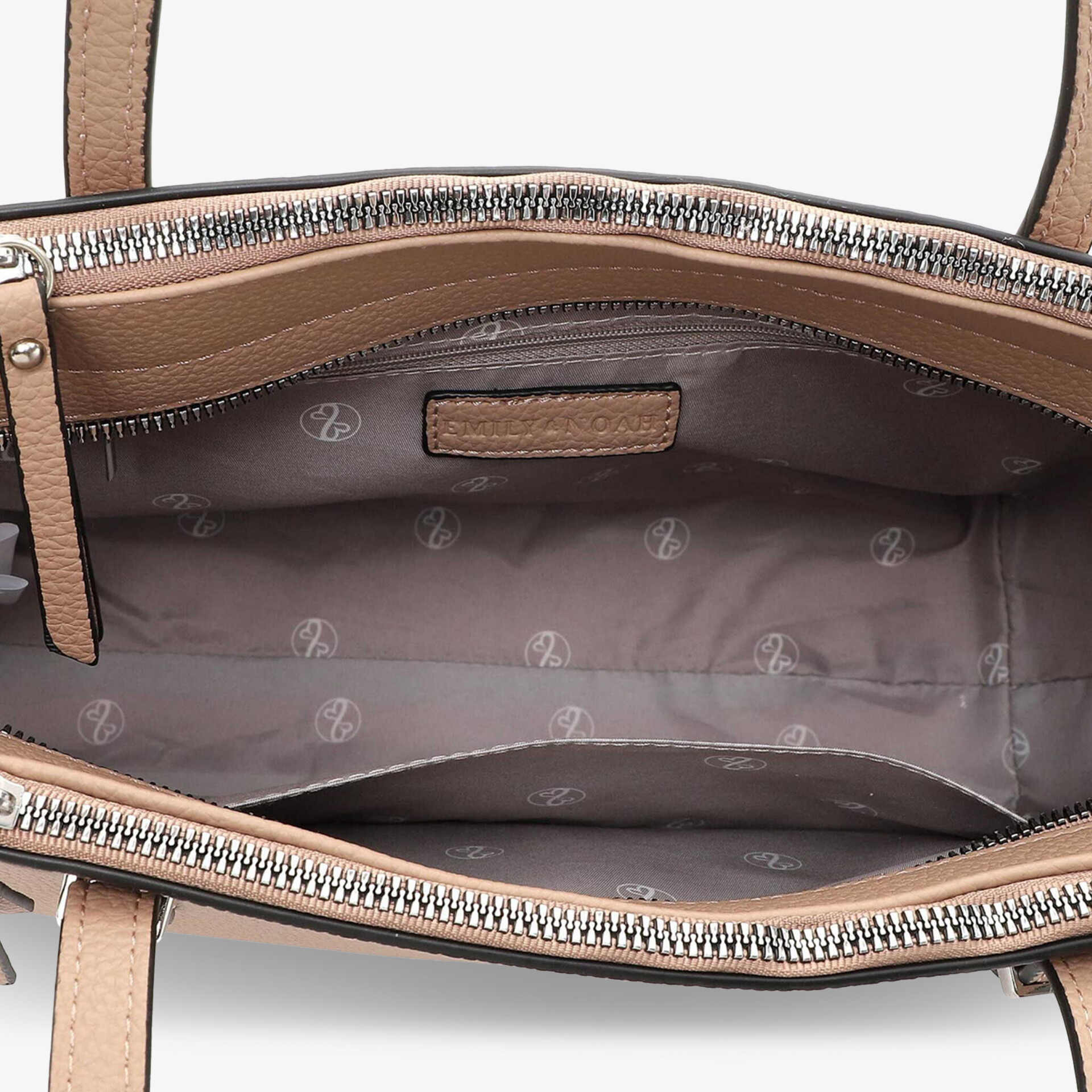 Innenansicht einer Tasche mit geräumigem Hauptfach und Reißverschlussfach für praktische Organisation