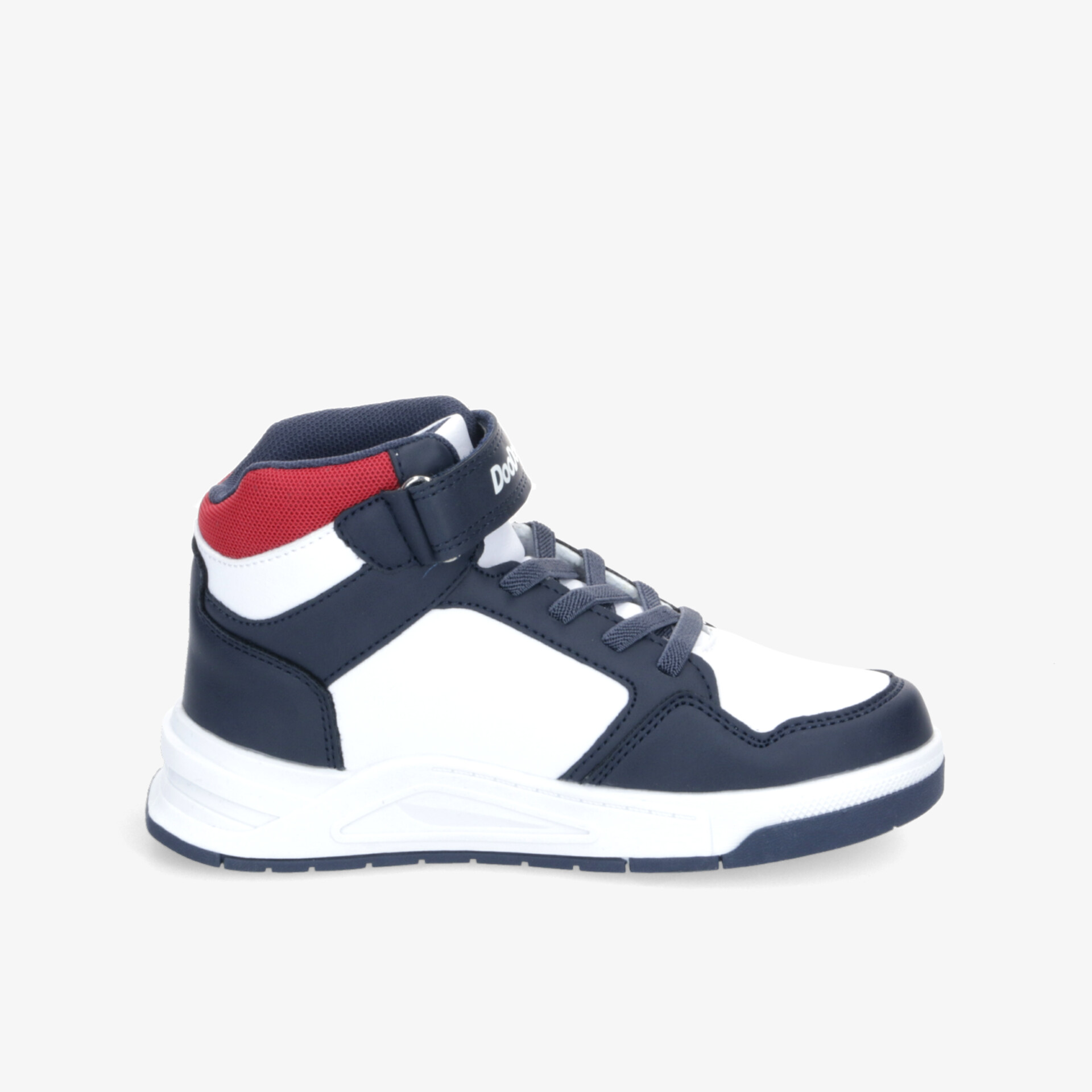 Moderner hoher Sportschuh in Schwarz-Weiß mit roten Akzenten, robuster Sohlenrand und gepolstertem Kragen für guten Halt