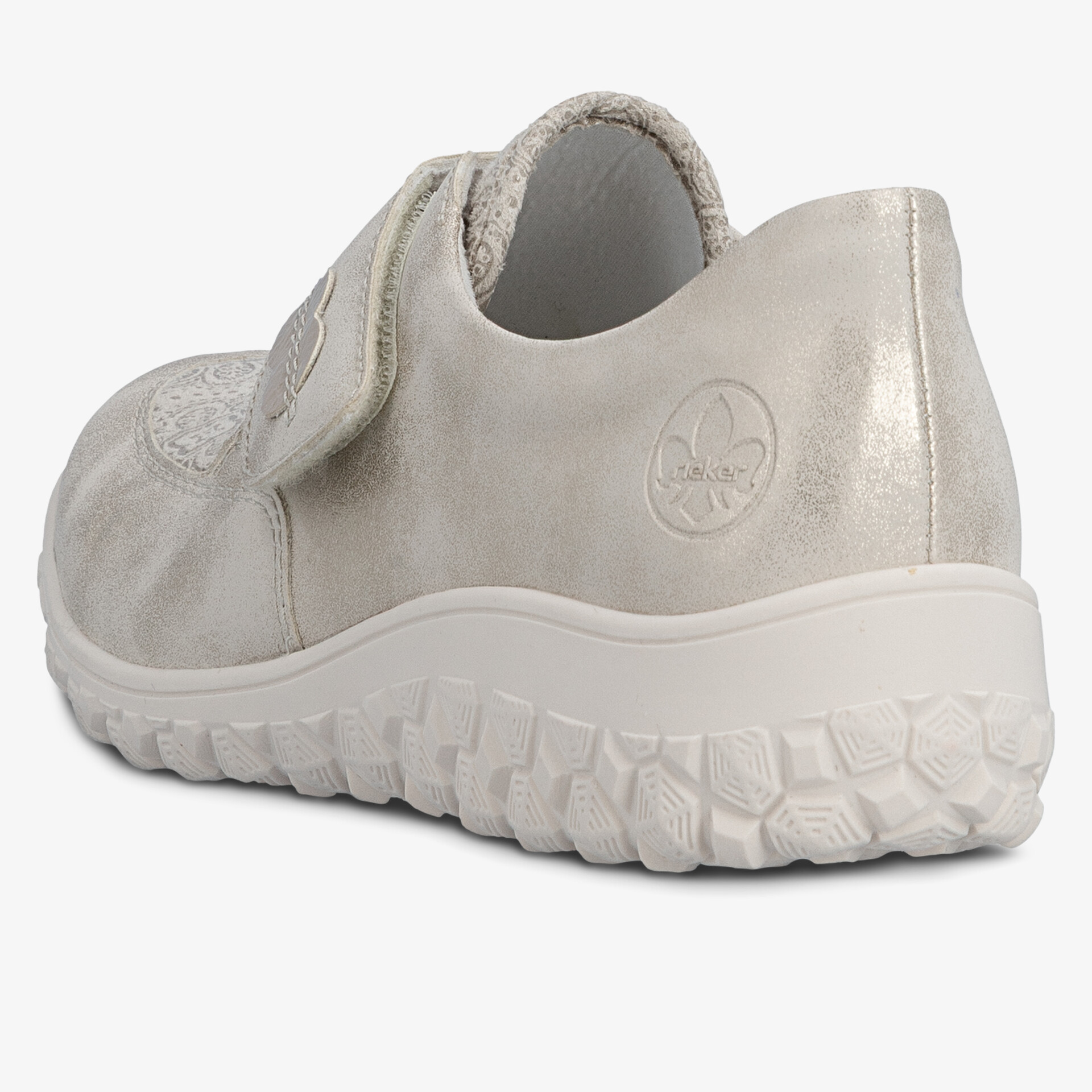 Schuh mit weicher, flexibler Laufsohle und dezentem Firmenlogo an der Ferse