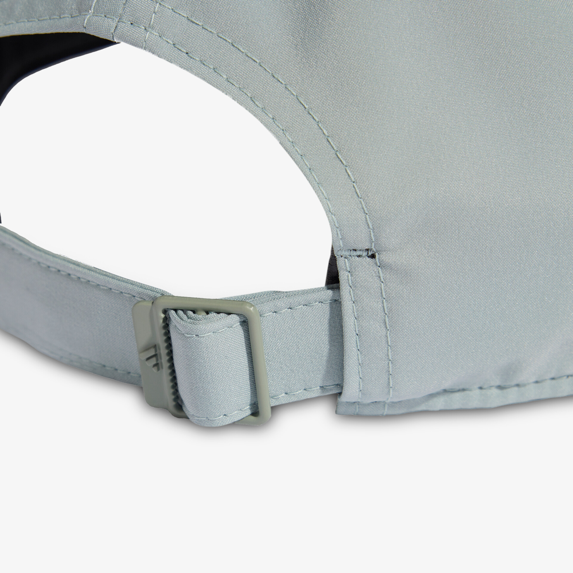 Detailansicht eines verstellbaren Verschlusses mit robuster Naht und strapazierfähigem Material