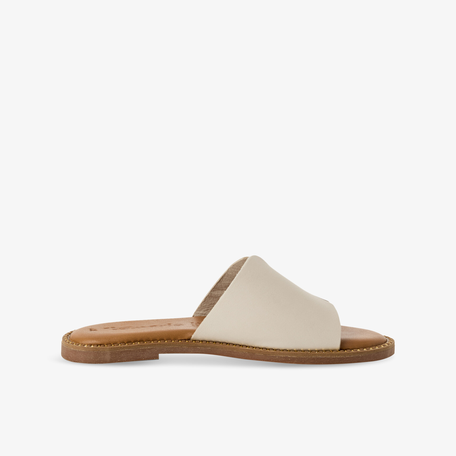 Schlichte, bequeme Sandale mit flacher Sohle und offenem, weichem Obermaterial für angenehmen Tragekomfort