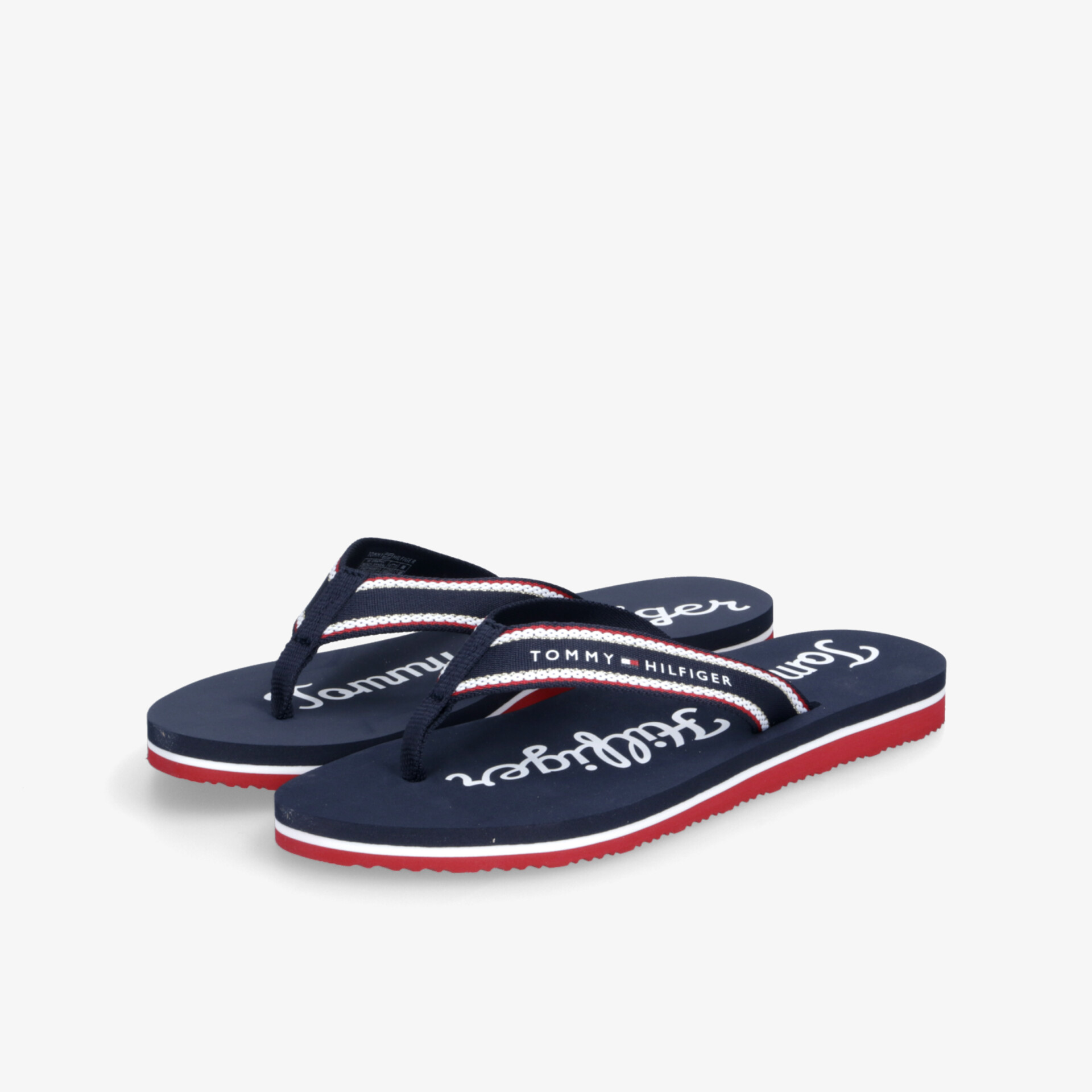 Bequeme, leichte Flipflops mit rutschfester Sohle und sportlichem Design in Navy mit rot-weißer Sohle, als Paar dargestellt