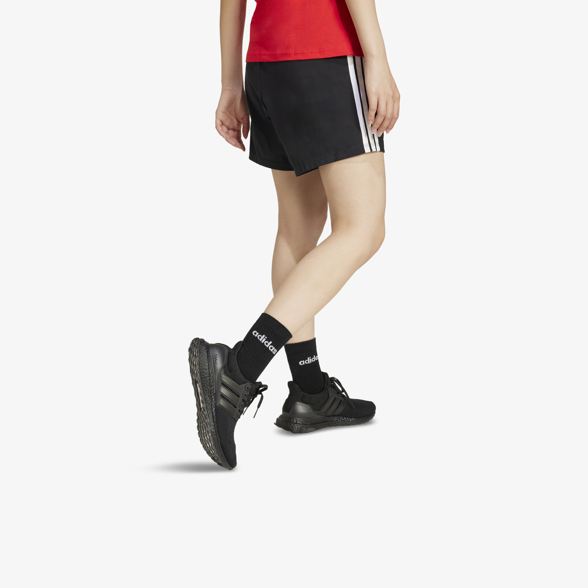 Schwarze Sportschuhe mit robuster Sohle und flexiblem, atmungsaktivem Material, getragen am Fuß