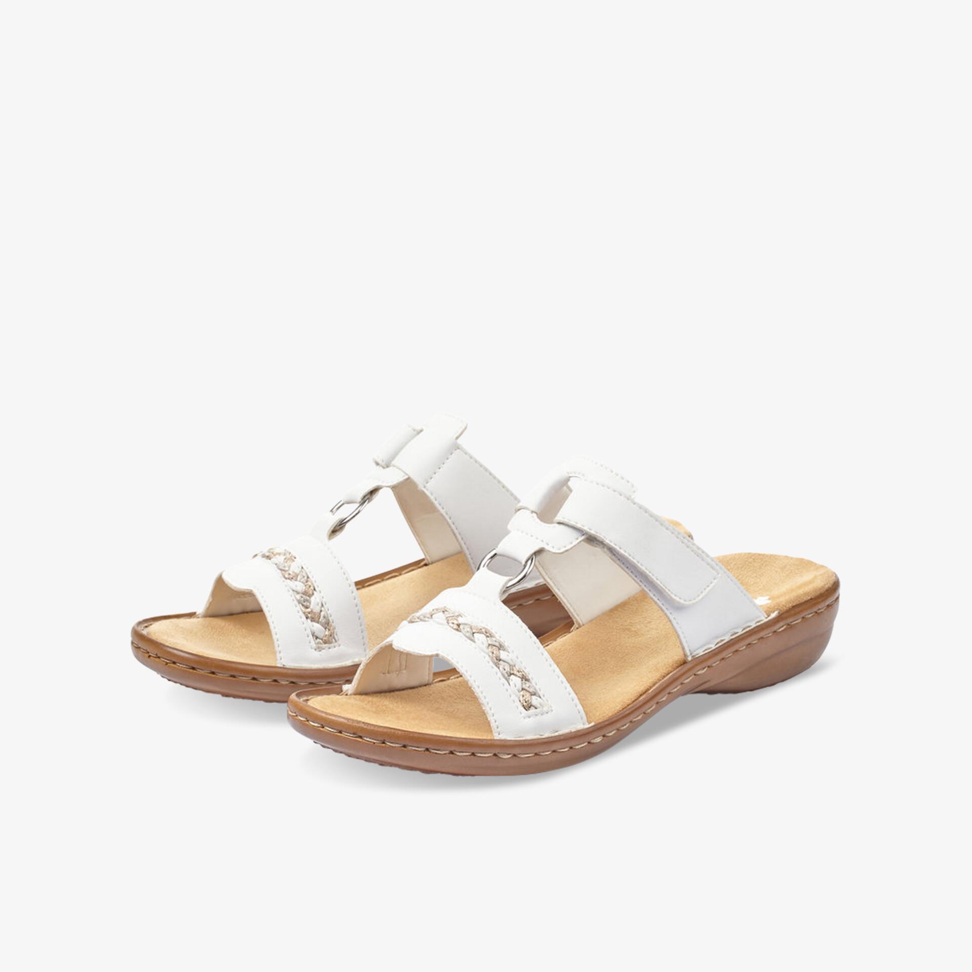 Weißes Sandalenpaar mit verstellbaren Riemen und weicher, rutschfester Sohle für komfortablen Tragekomfort