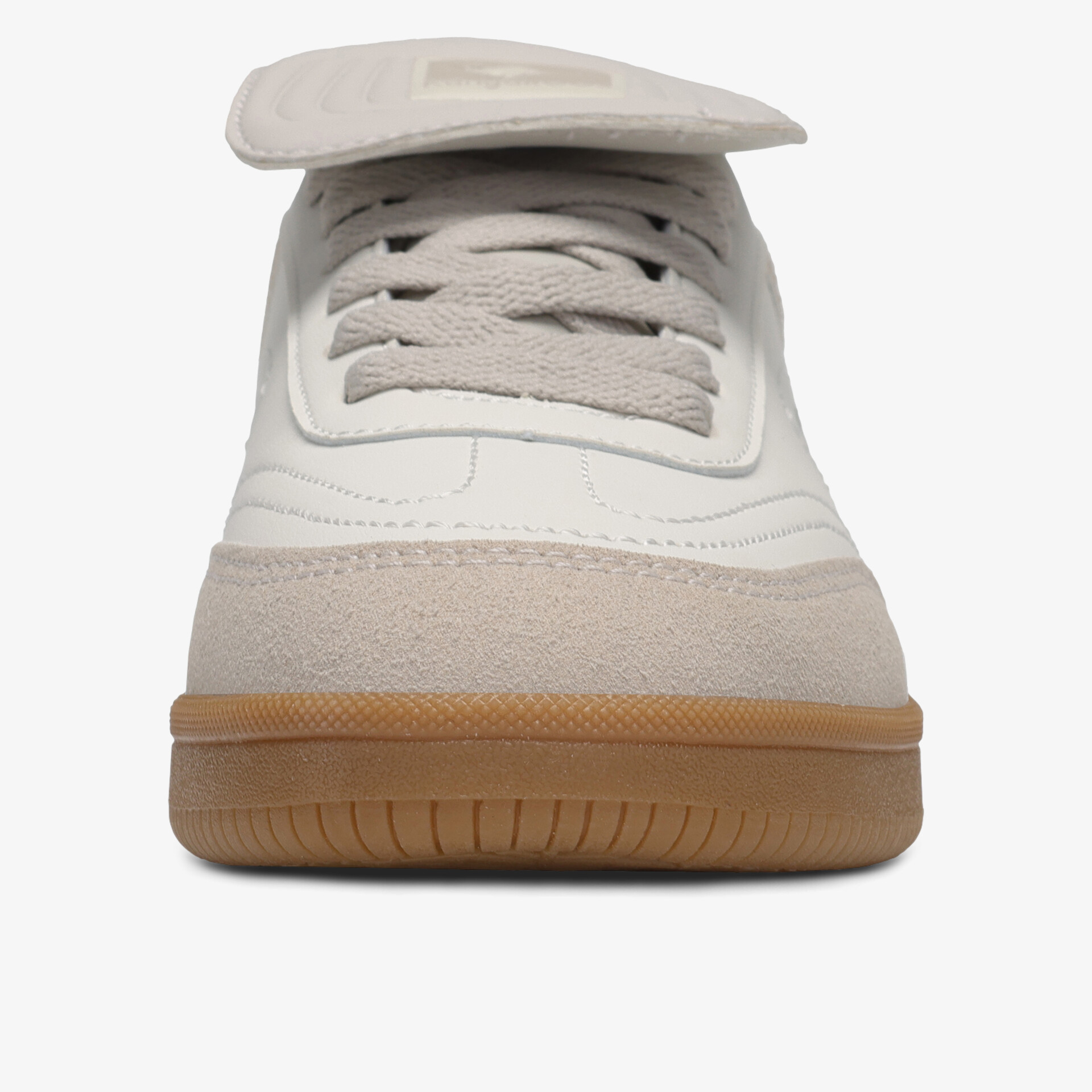 Weiße Sneaker-Frontansicht mit klassischer Schnürung und beigem Sohlenrand, sportlich und modern