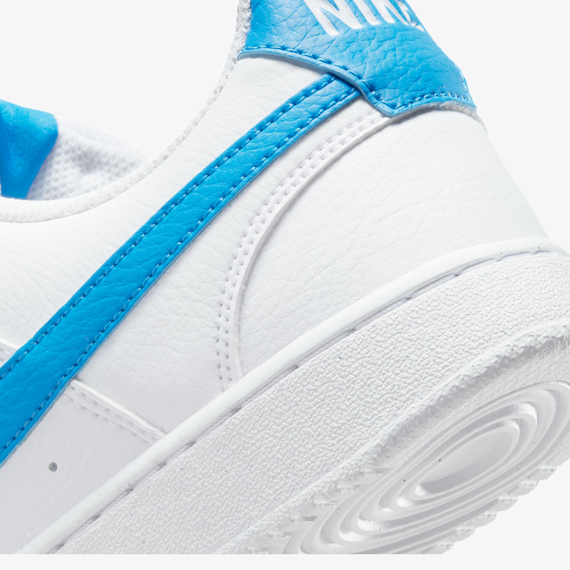 Moderner weiß-blauer Sneaker mit robustem Design und sportlichem Stil, ideal für Komfort und Langlebigkeit.