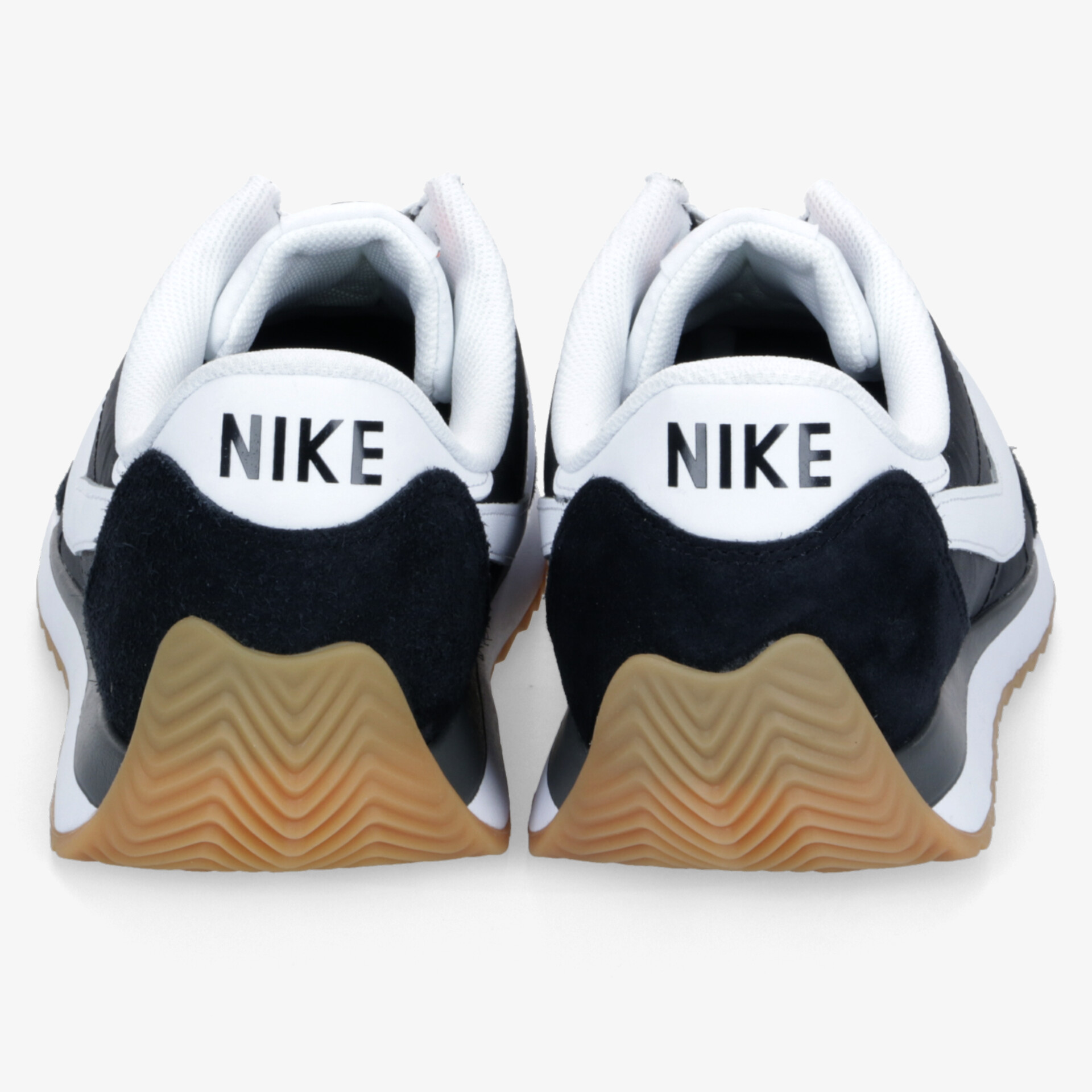 Rückansicht von zwei Nike Sportschuhen mit robuster, brauner Laufsohle und komfortablem Design