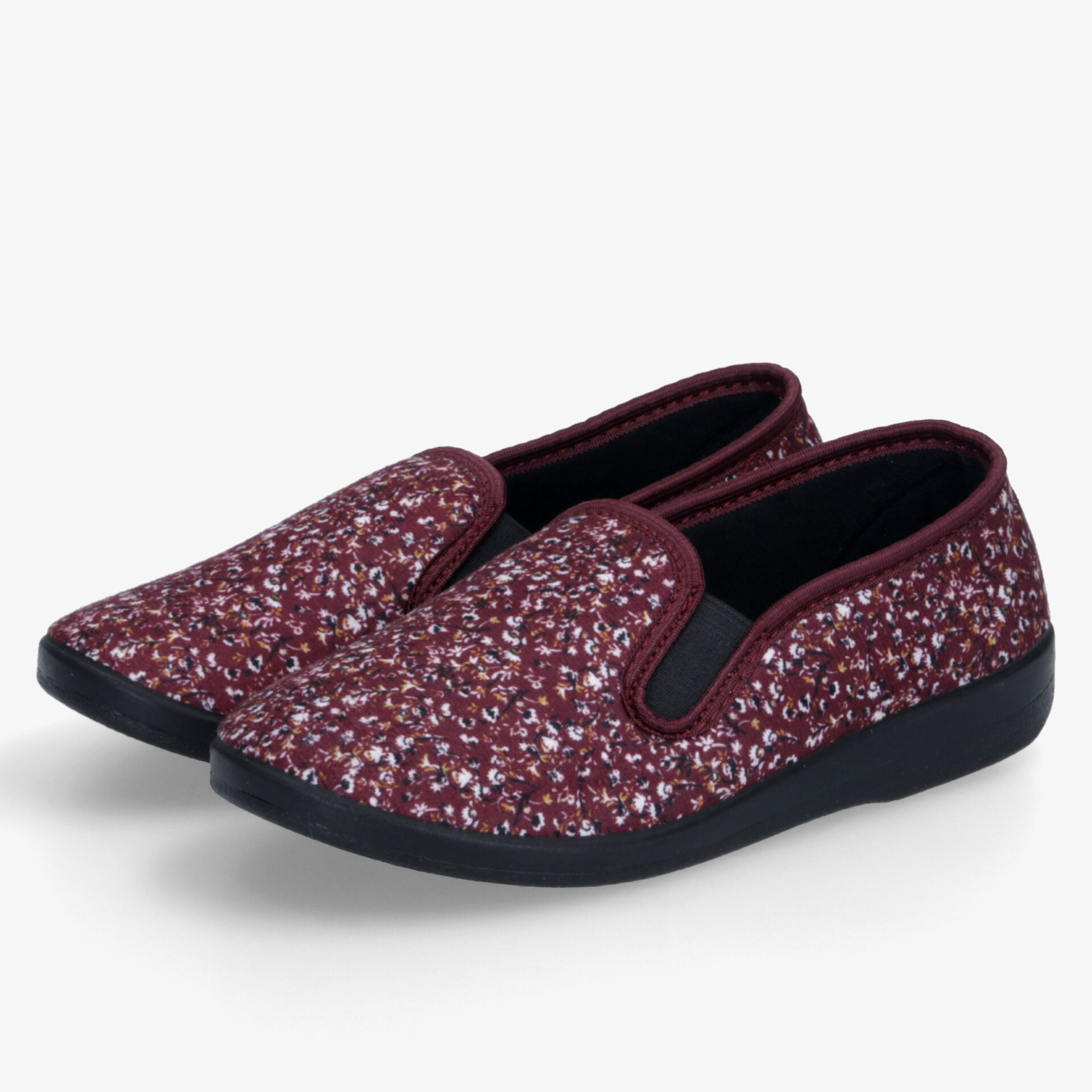 Bequemer flacher Hausschuh in Bordeaux mit weicher Sohle und elastischem Einsatz für optimalen Halt