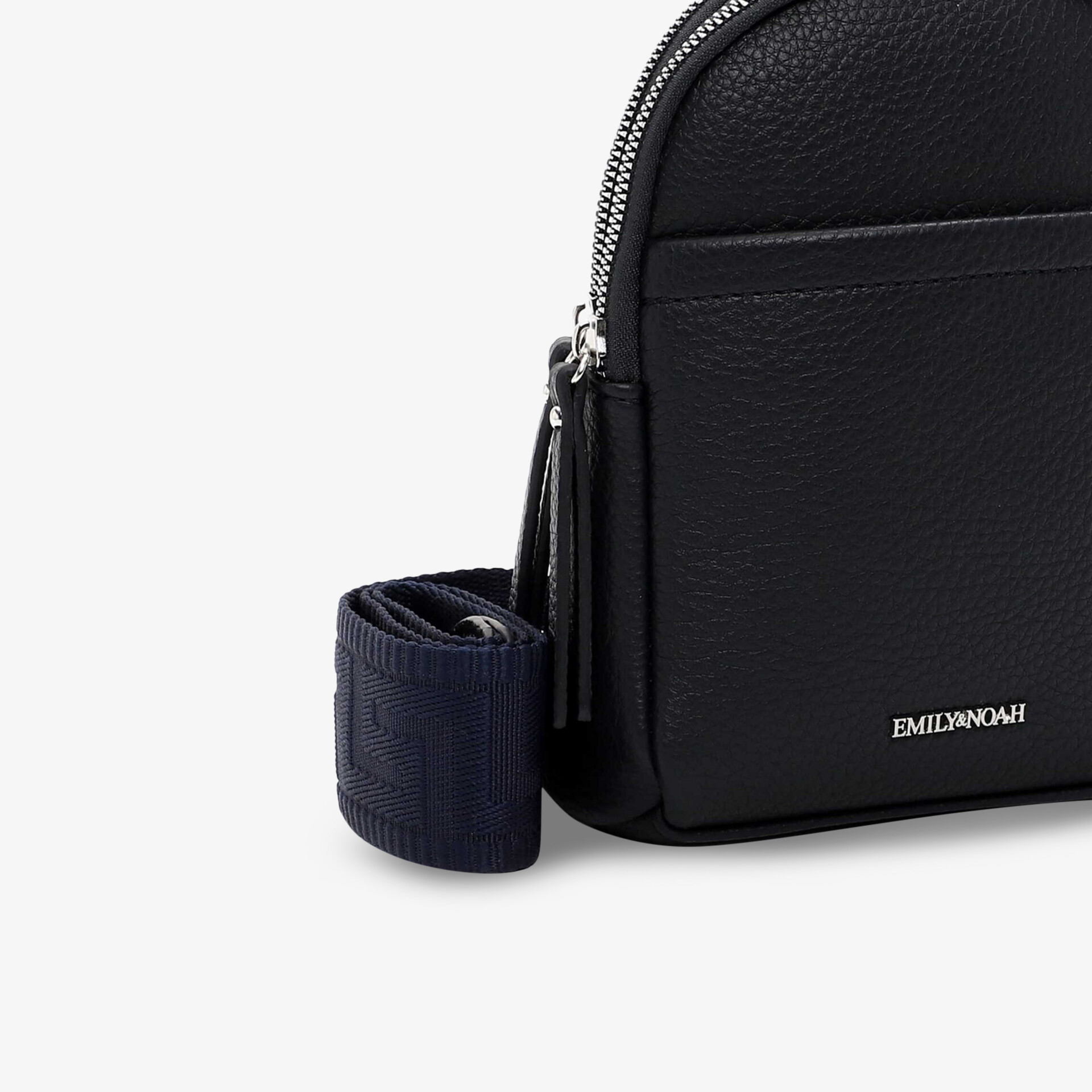 Schwarze kompakte Tasche mit robustem Reißverschluss und feiner Materialstruktur, ideal für den Alltag