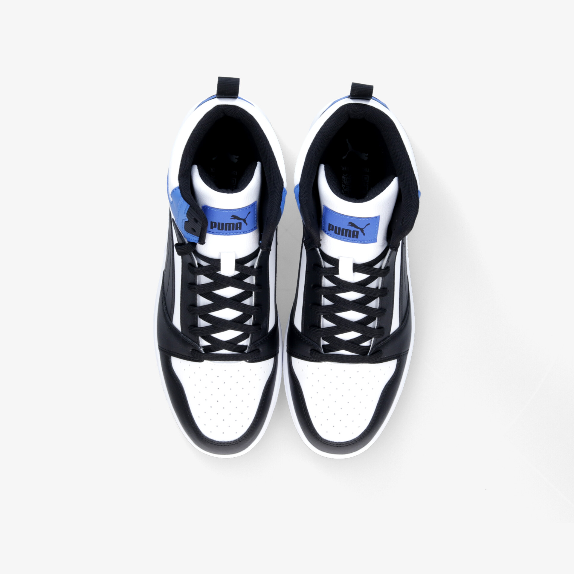 Moderne Sportschuhe in Schwarz, Weiß und Blau, bequem und atmungsaktiv, mit Schnürsenkeln und robustem Design