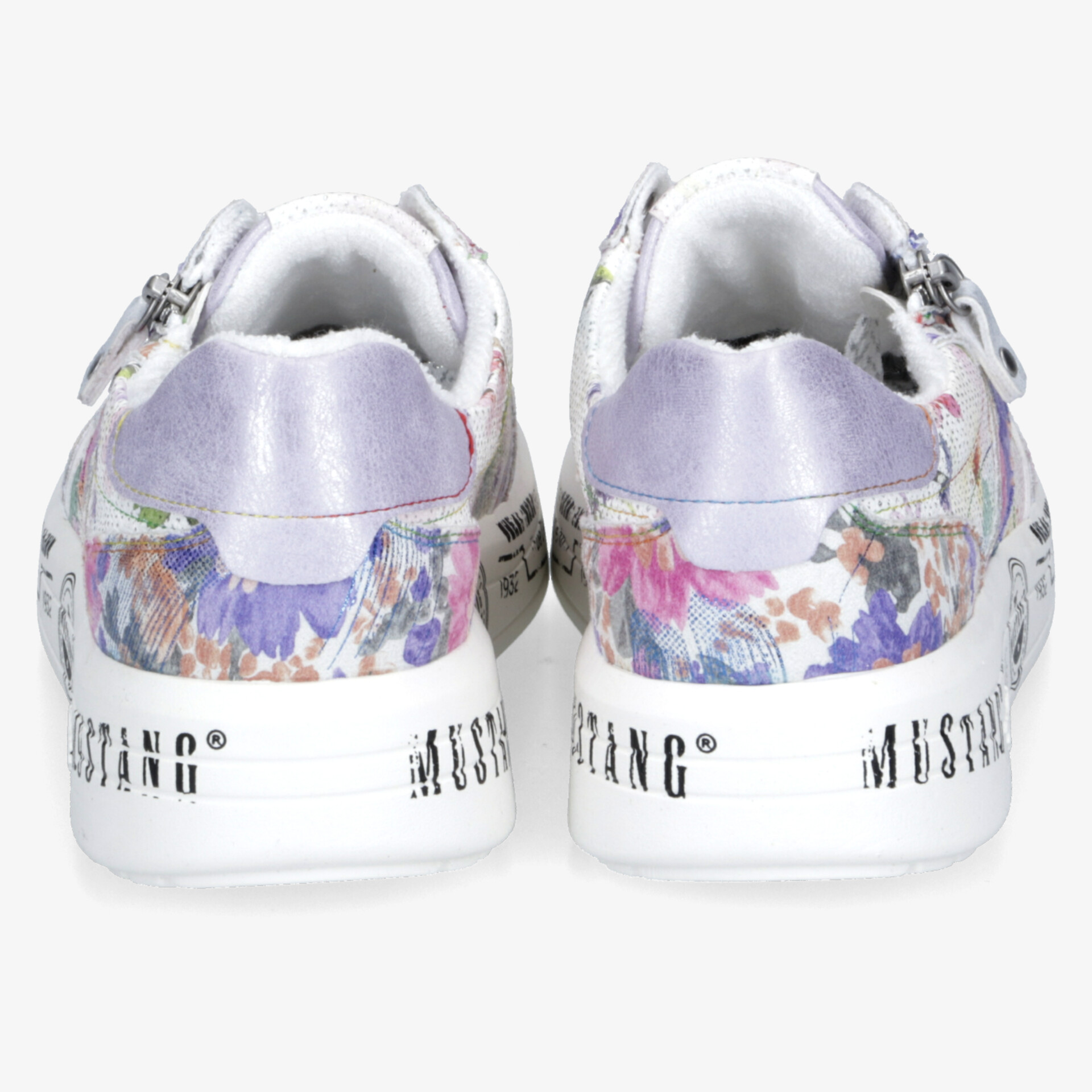 Rückansicht von sportlichen Sneakers mit floralem Muster und pastellfarbenem Akzent, modisch und bequem