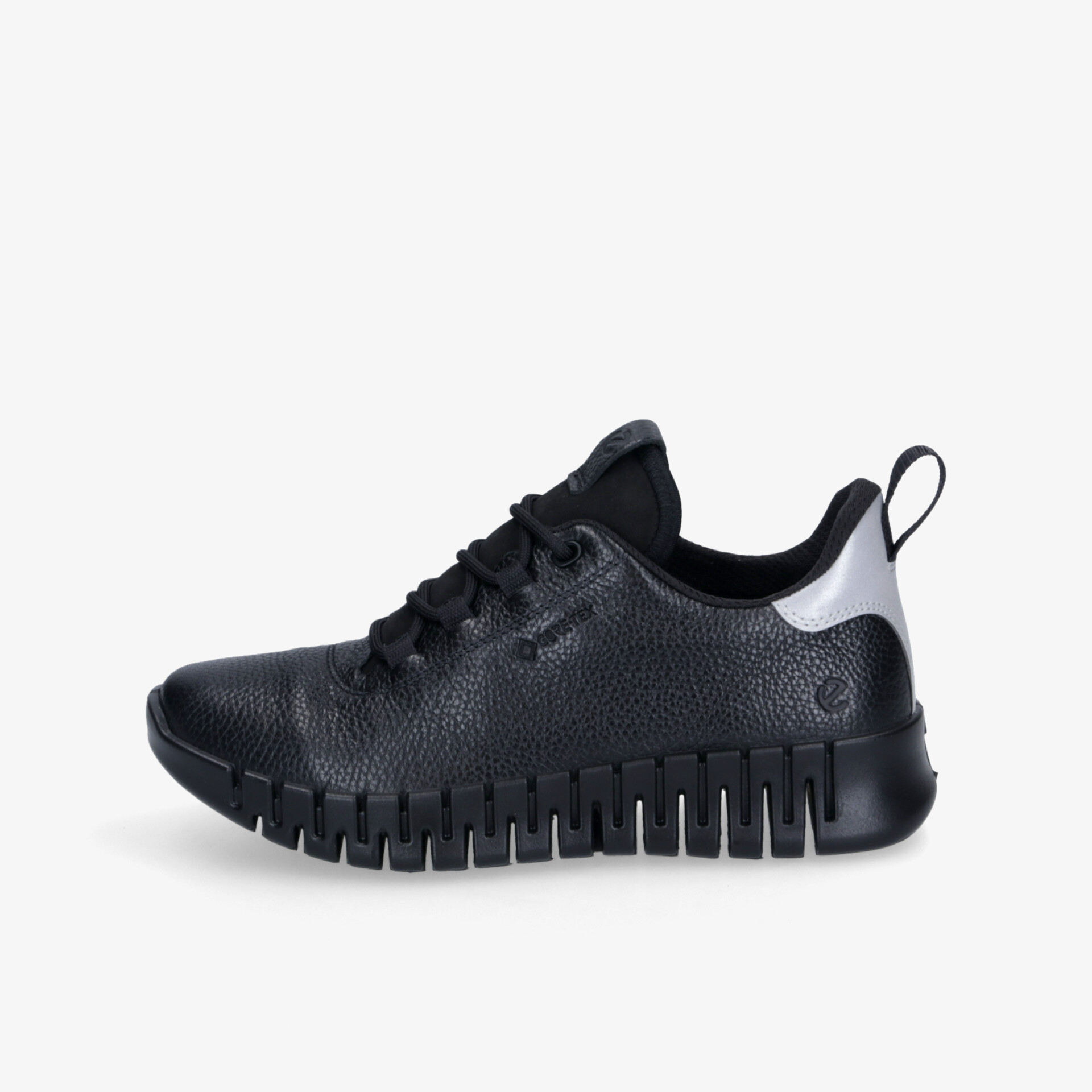 Moderner schwarzer Sneaker mit bequemer Passform und rutschfester Sohle, ideal für sportliche Aktivitäten