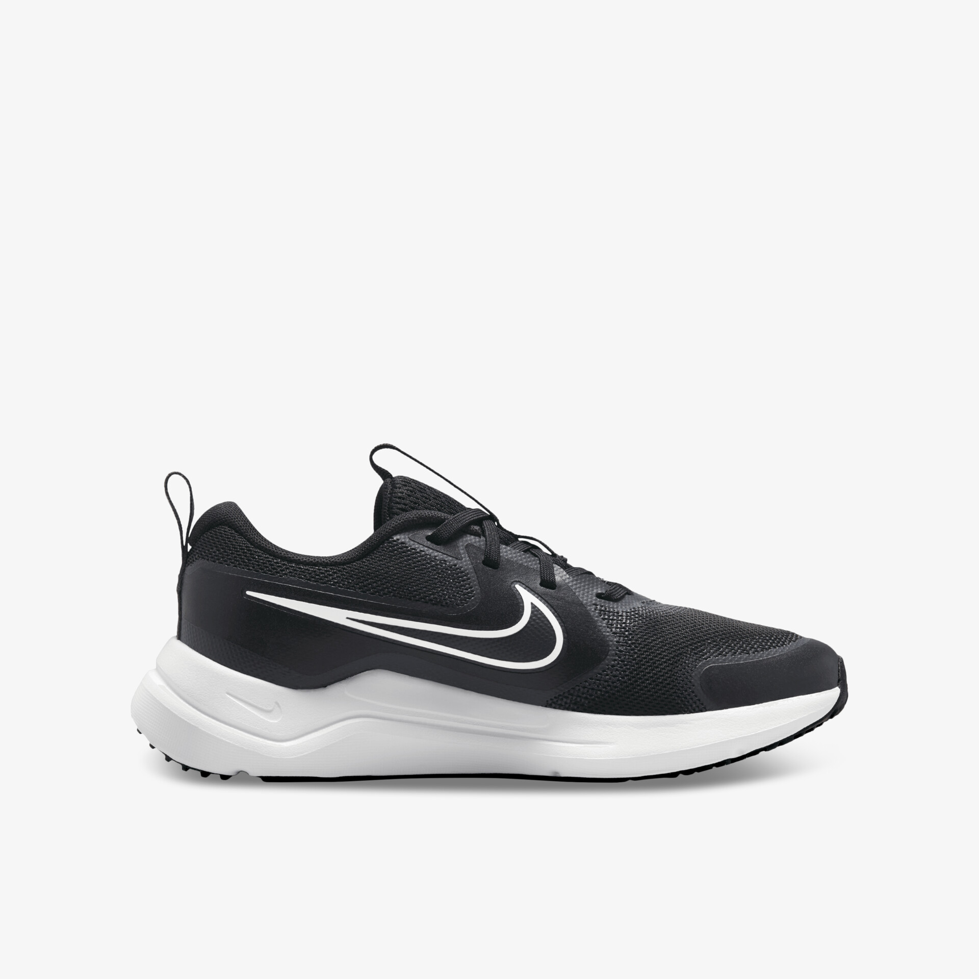 Schwarzer Nike Sneaker mit weißer Sohle, seitliche Ansicht, sportlich und bequem für den Alltag