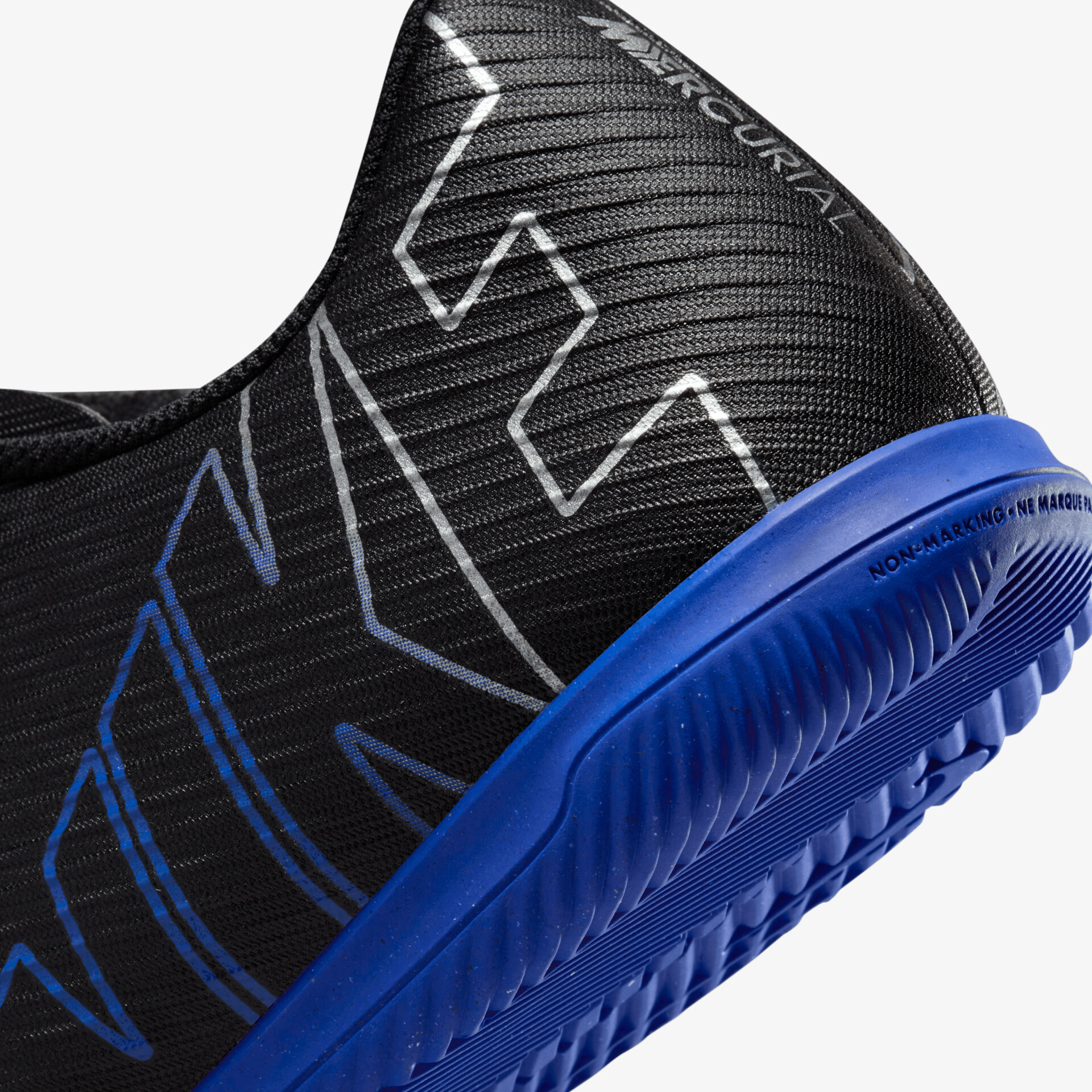 Schwarzer Schuh mit blau strukturierter Sohle, detailreiche Nahaufnahme zeigt hochwertiges Material und Profil