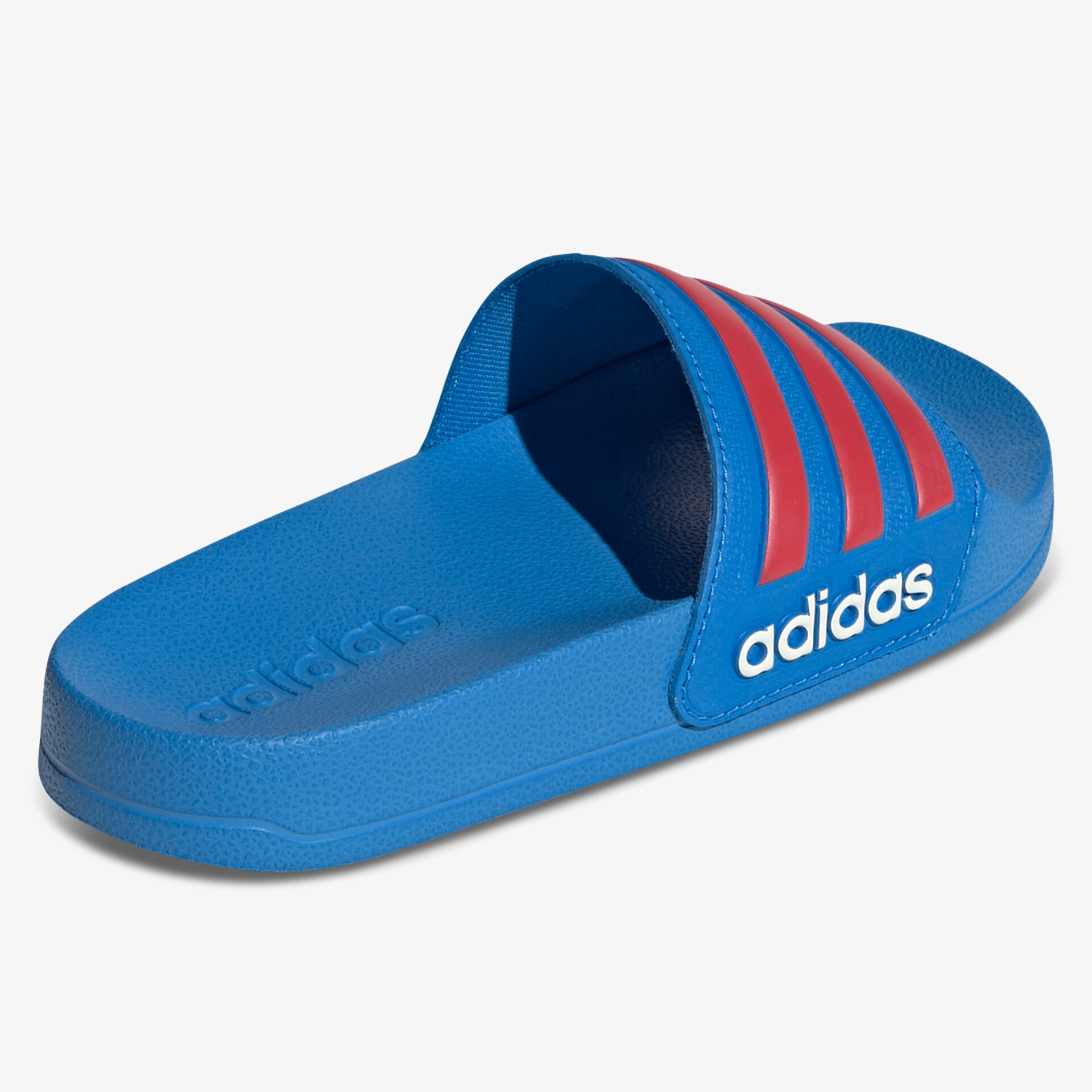 Blauer adidas Badelatschen mit drei roten Streifen, bequemer und sportlicher Badeschuh für den Alltag