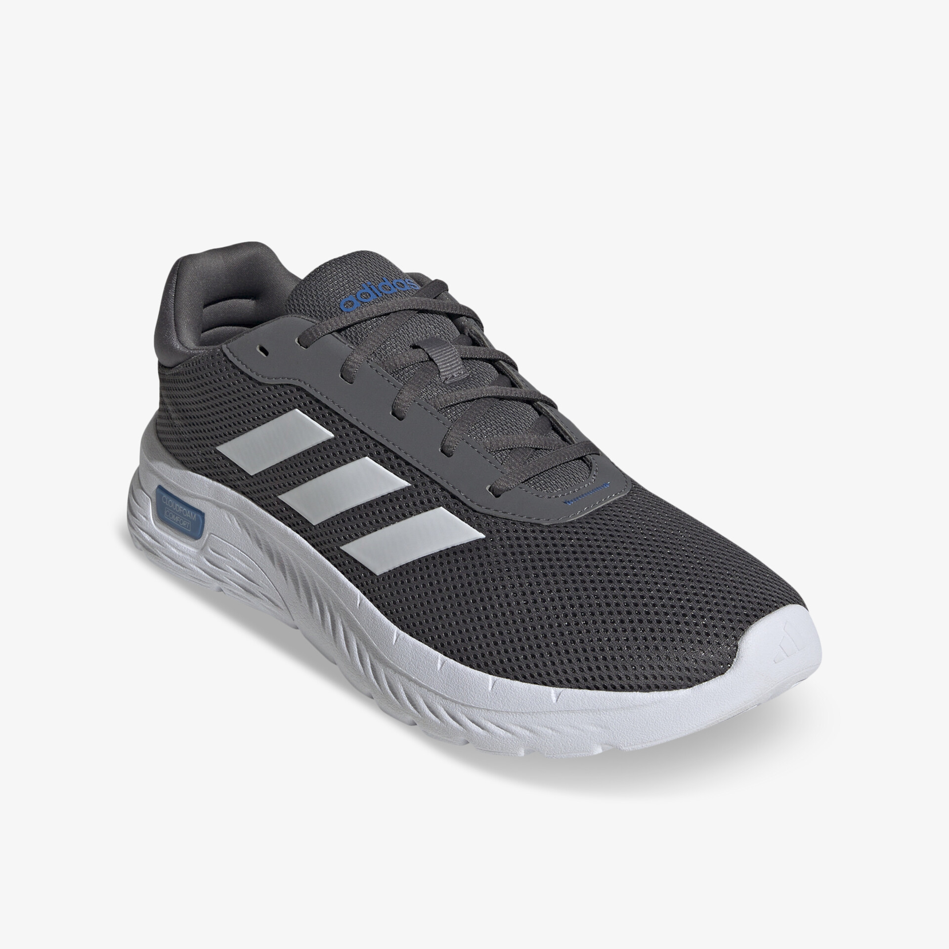 Grauer Sportschuh mit weißen Streifen, atmungsaktivem Mesh und dämpfender Sohle, 3/4 Ansicht schräg vorne