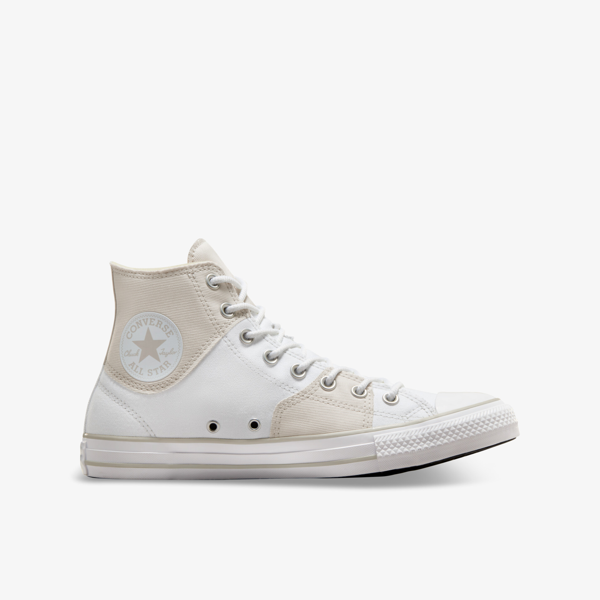 Moderner weißer Sneaker mit hohem Schaft und stabiler Schnürung, seitliche Ansicht auf weißem Hintergrund